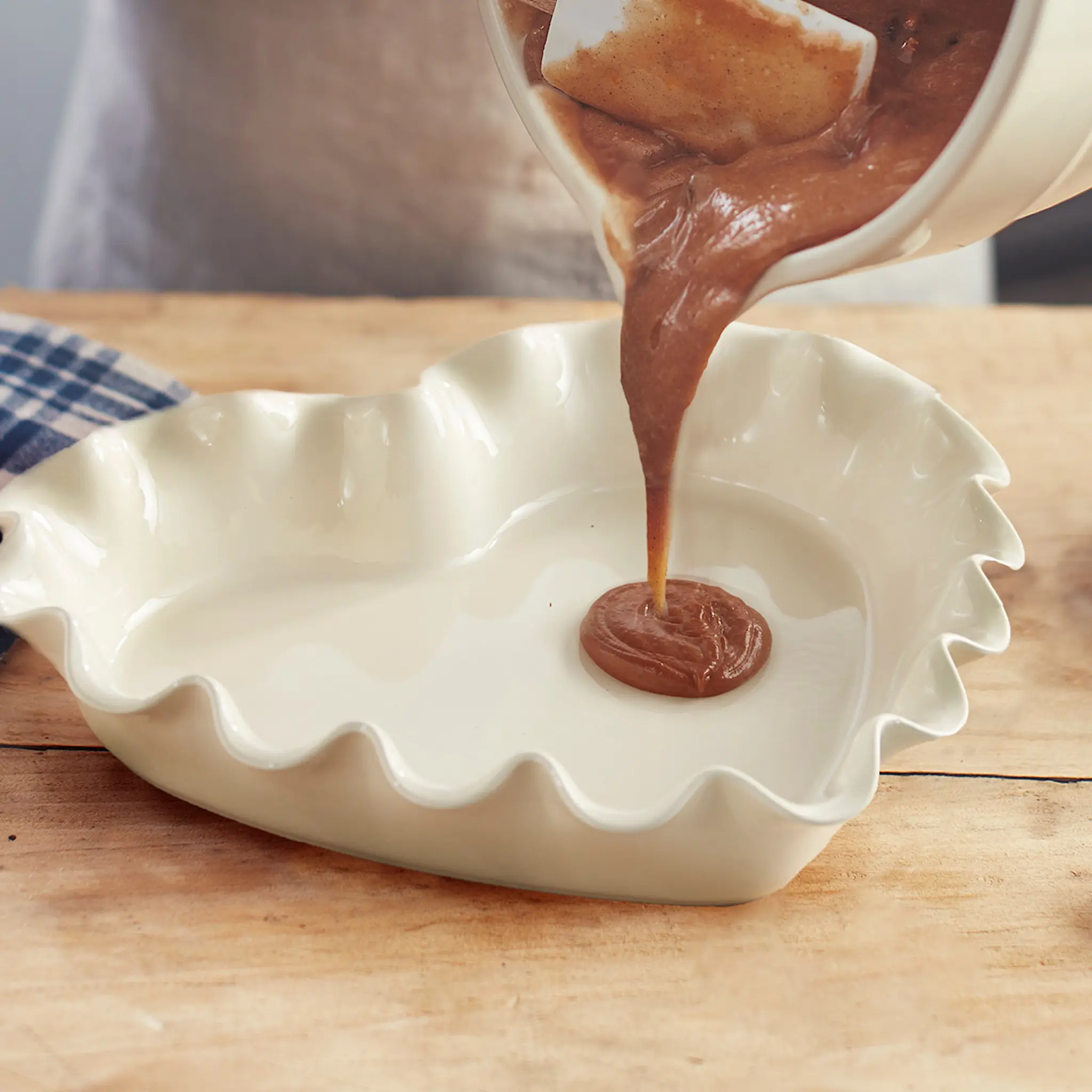 Emile Henry Pajform hjärtformad 33 cm 1,5 L kräm