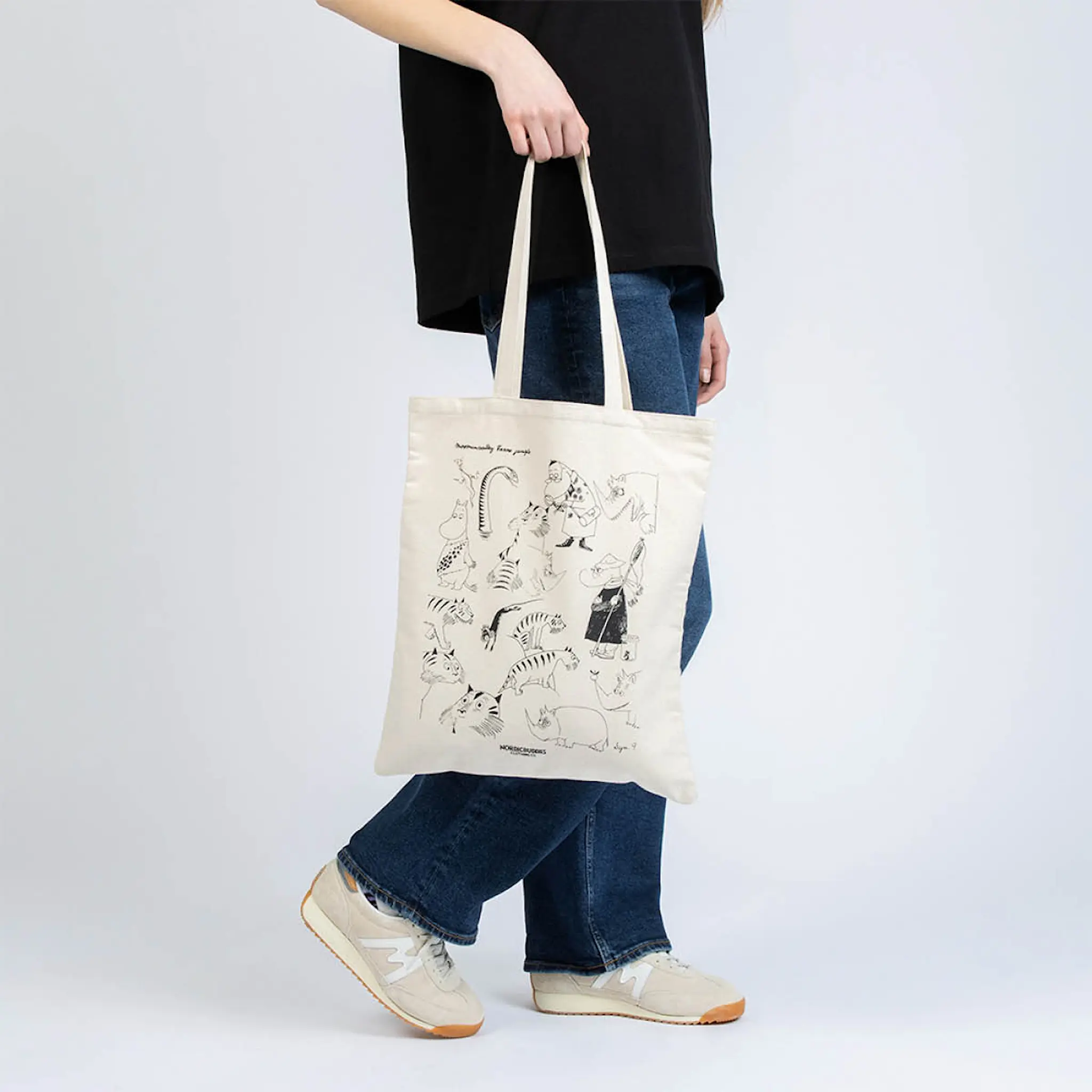 Nordicbuddies Mumin 80 år tygpåse 38,5x42 cm Jungel beige