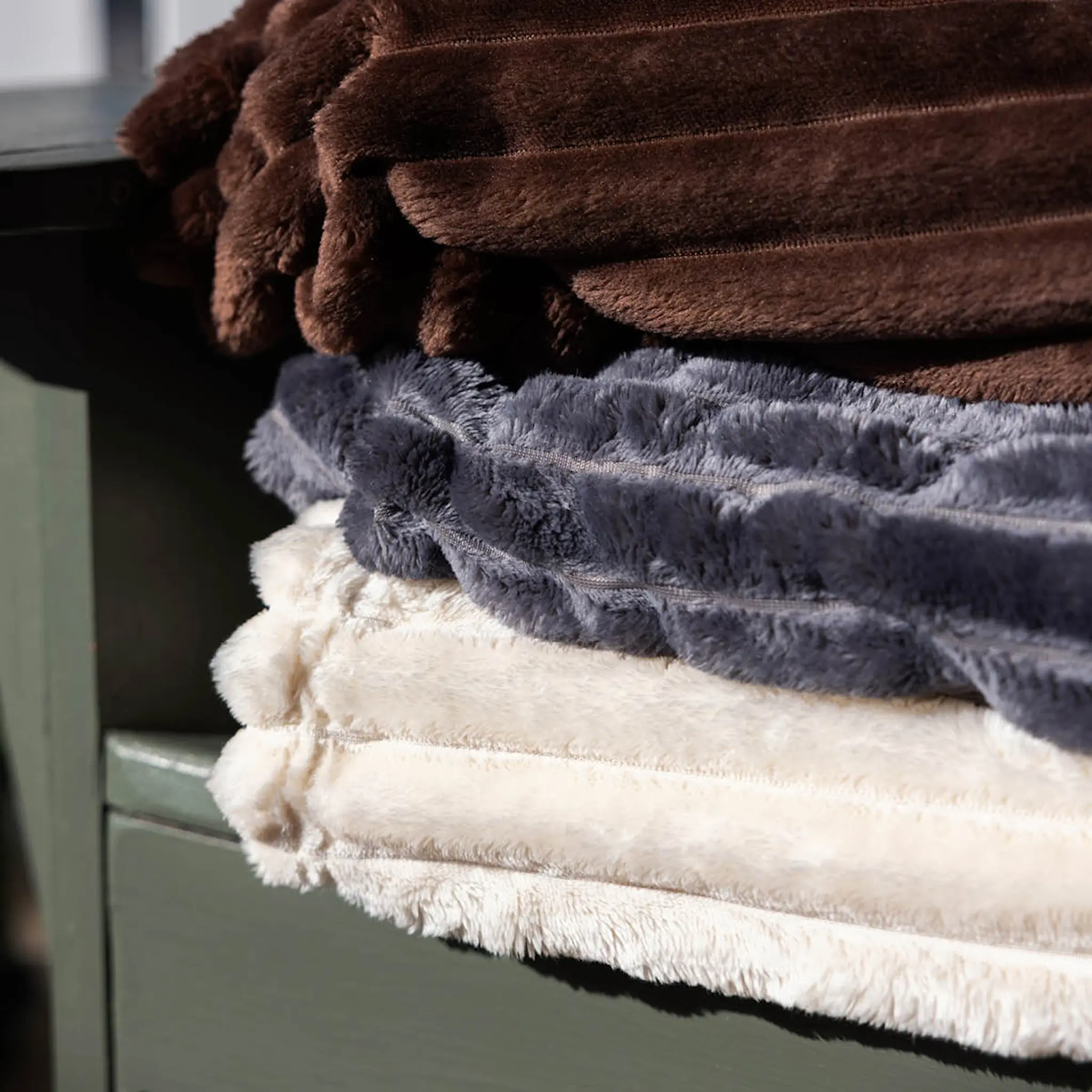 Sagaform Esther fleecepläd 130x170 cm grå