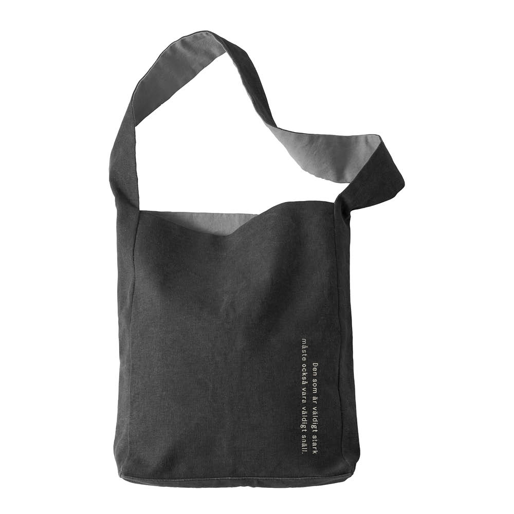 Design House Stockholm Astrid Lindgren tygkasse 40x31 cm Den som är väldigt stark... svart