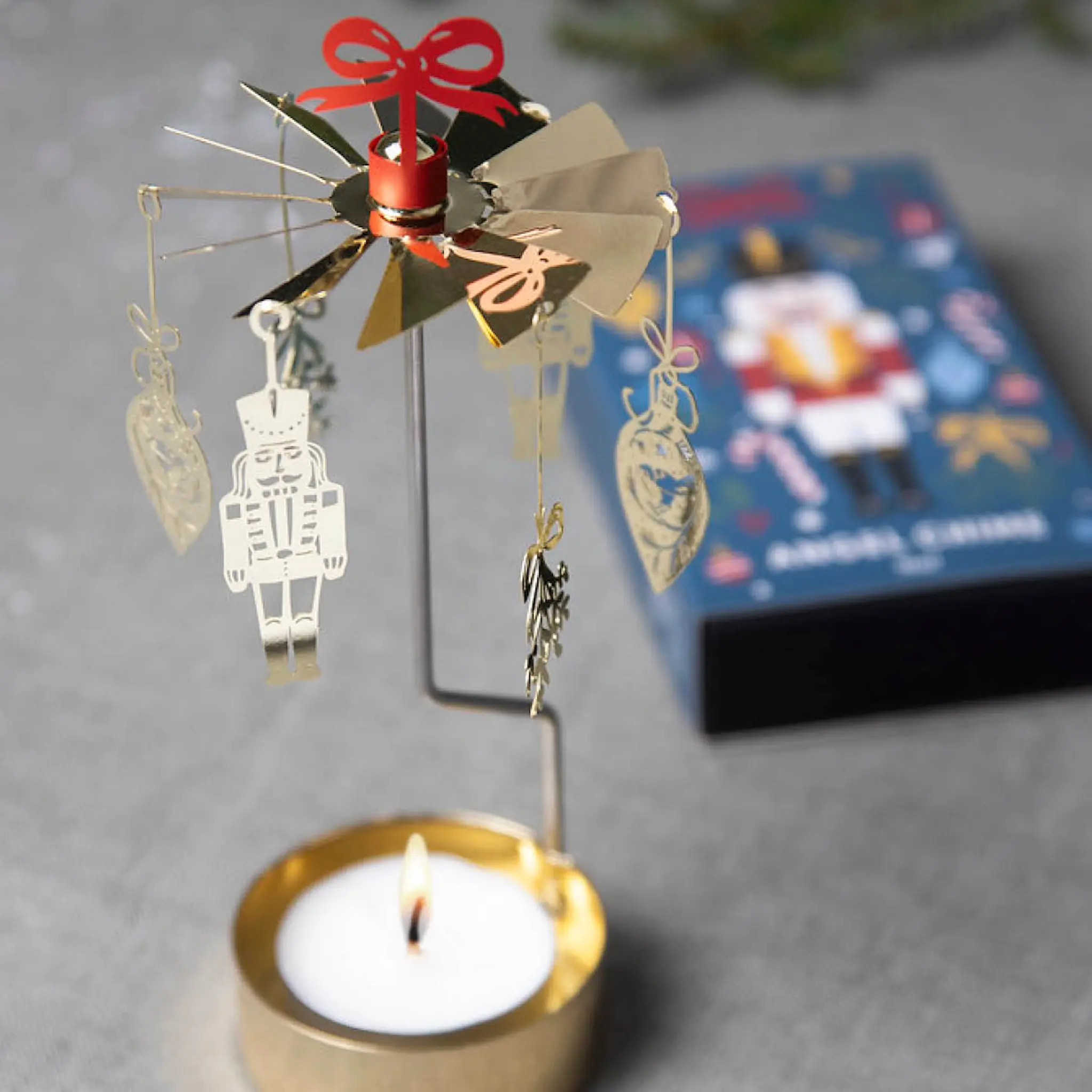 Pluto Noël änglaspel 16 cm guld/röd