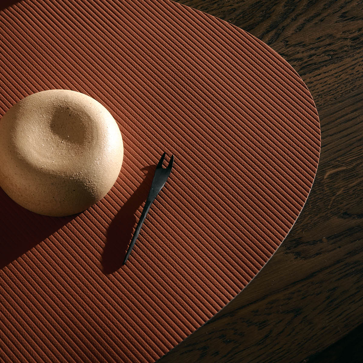 LIND DNA Curve Corduroy bordstablett 37x44 cm Rust