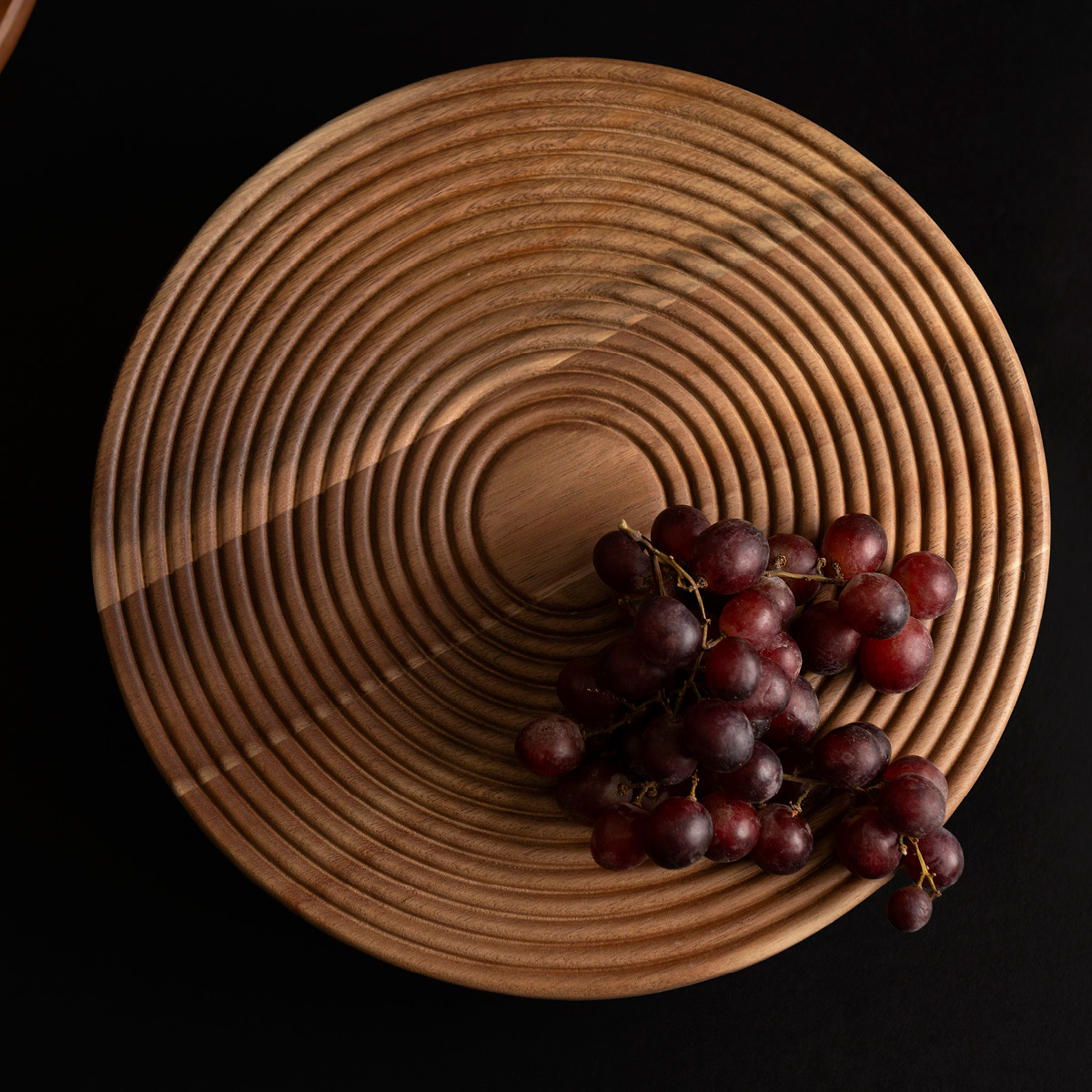 Maku Kitchen Life Uppläggningsfat på fot 30 cm akacia