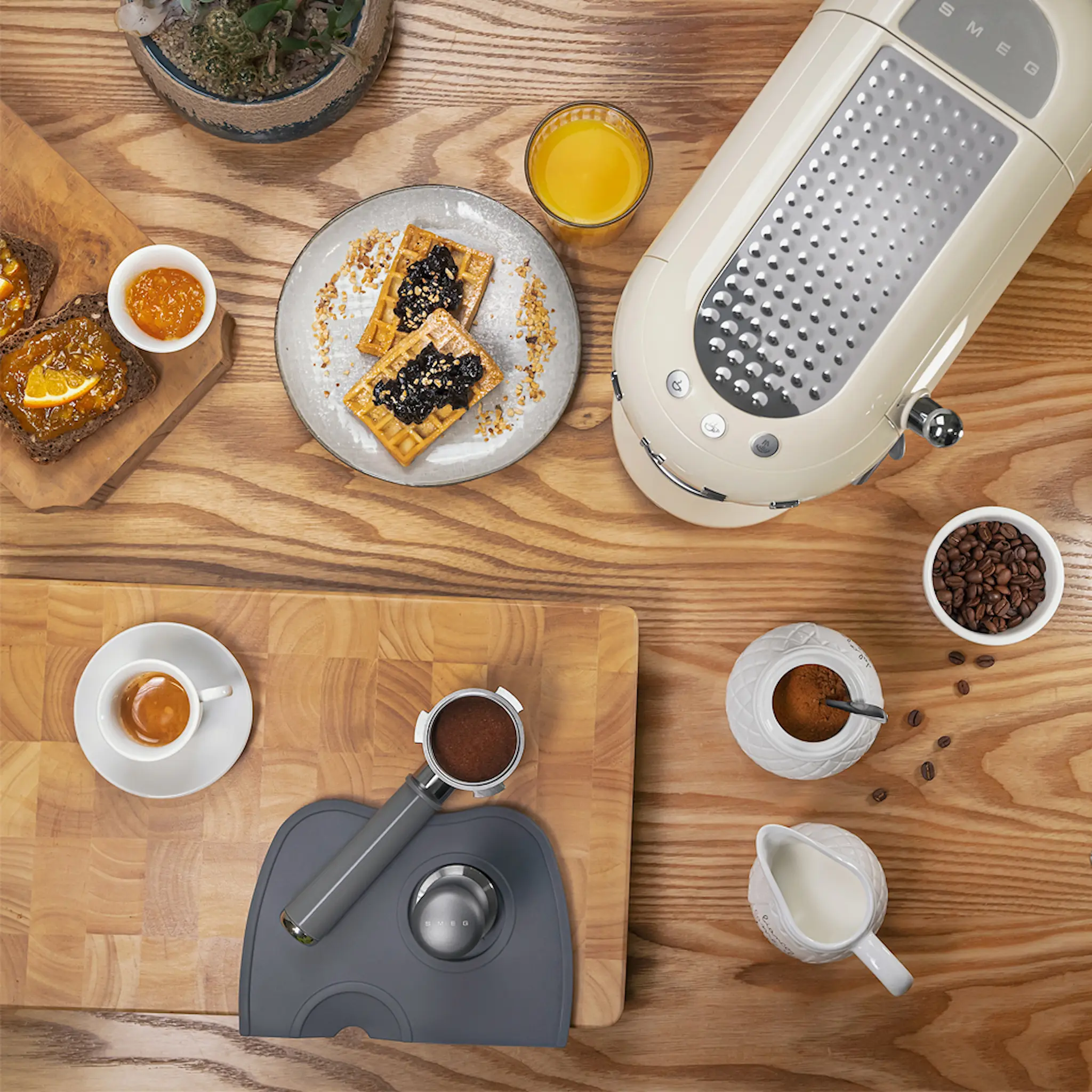 Smeg Smeg Kaffepressare med silikonmatta Grå
