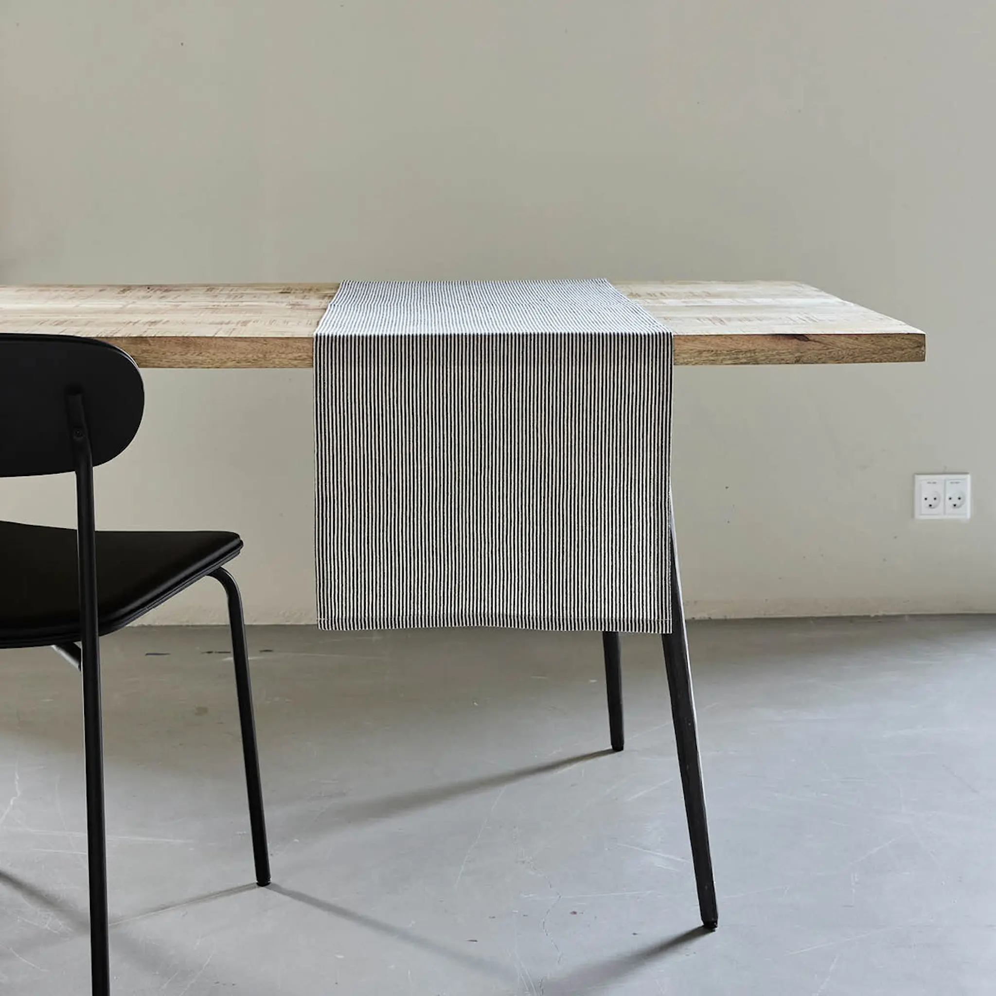 House Doctor Block Pöytätabletti 140x40 cm Hiekka/Musta