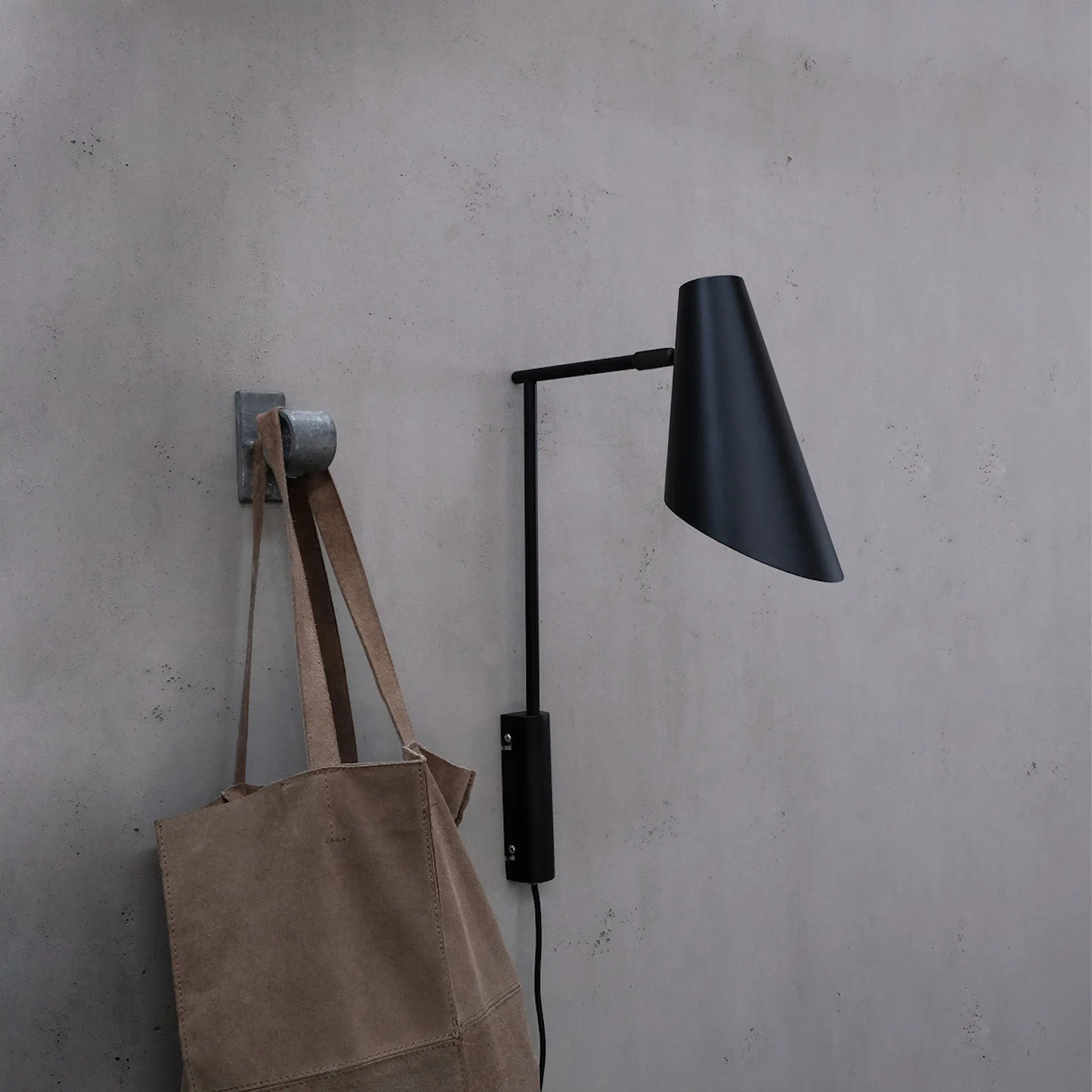 Dyberg Larsen Cale vägglampa med vinkel 46 cm svart