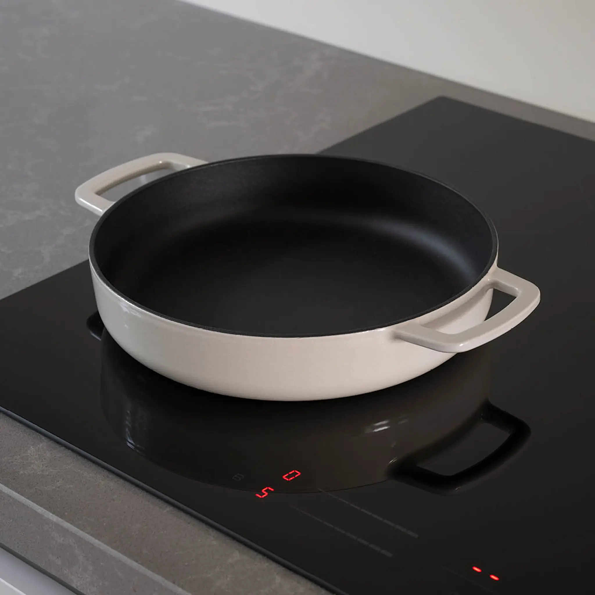 Combekk Emaloitu Valurautapannu 28 cm Sand