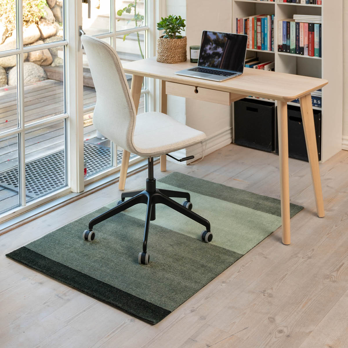 Tica Copenhagen Stripes Horizontally golvmatta 120x67 cm grön