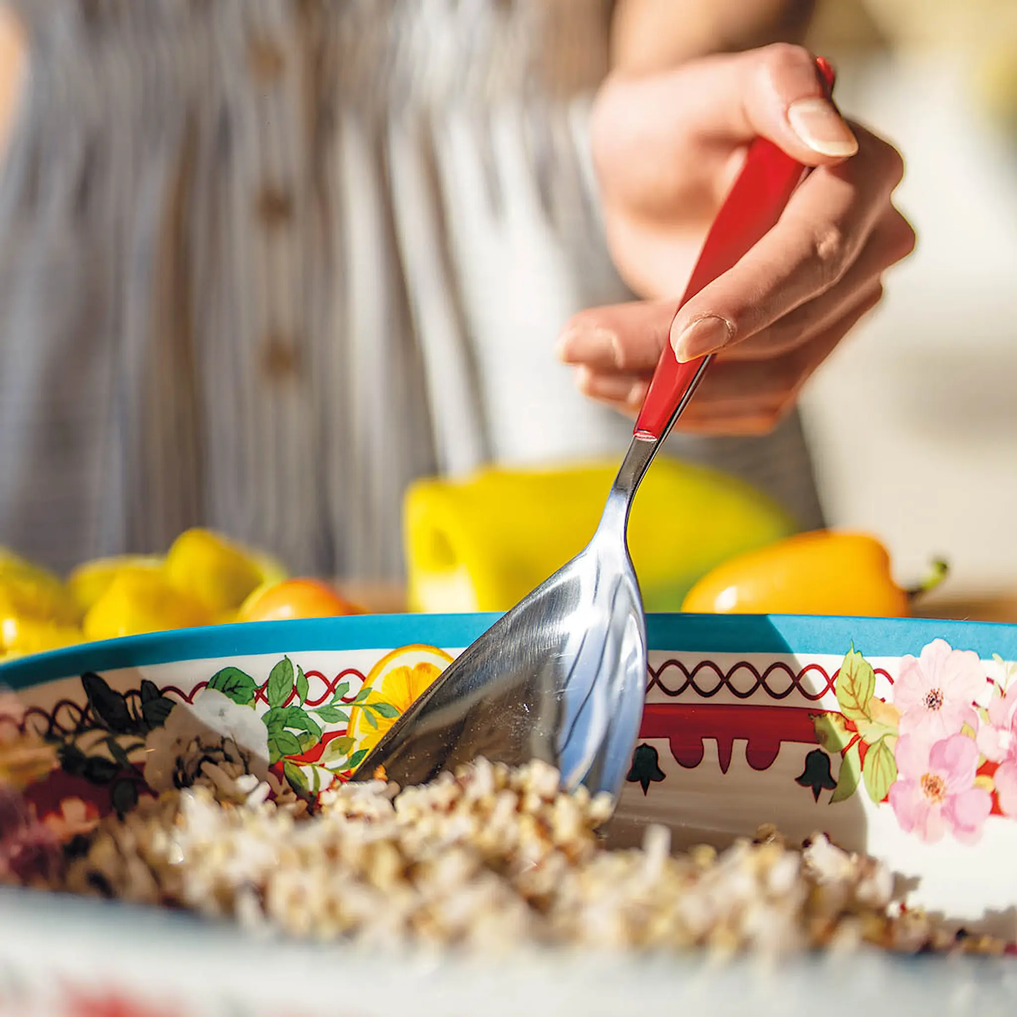 Guzzini Feeling salatbestikk 25 cm 2 deler klar rød