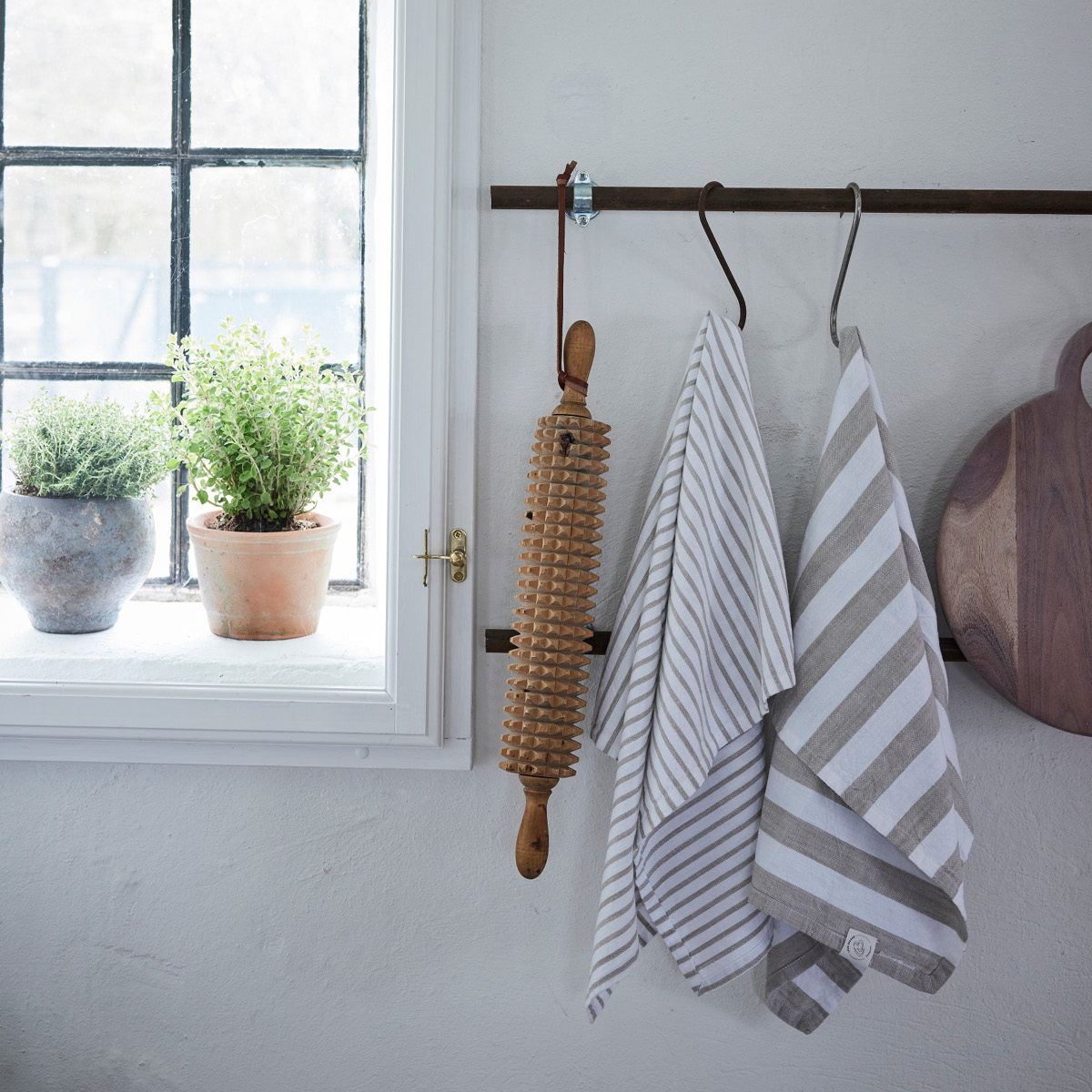 Lene Bjerre Olivia Keittiöpyyhe kapeat raidat 70x50 cm Valkoinen/Hiekka