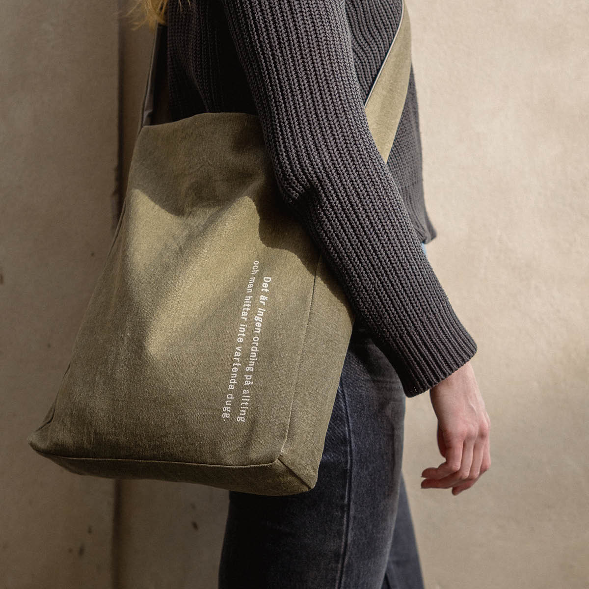 Design House Stockholm Astrid Lindgren tygkasse 40x31 cm Det är ingen ordning på allting... grön