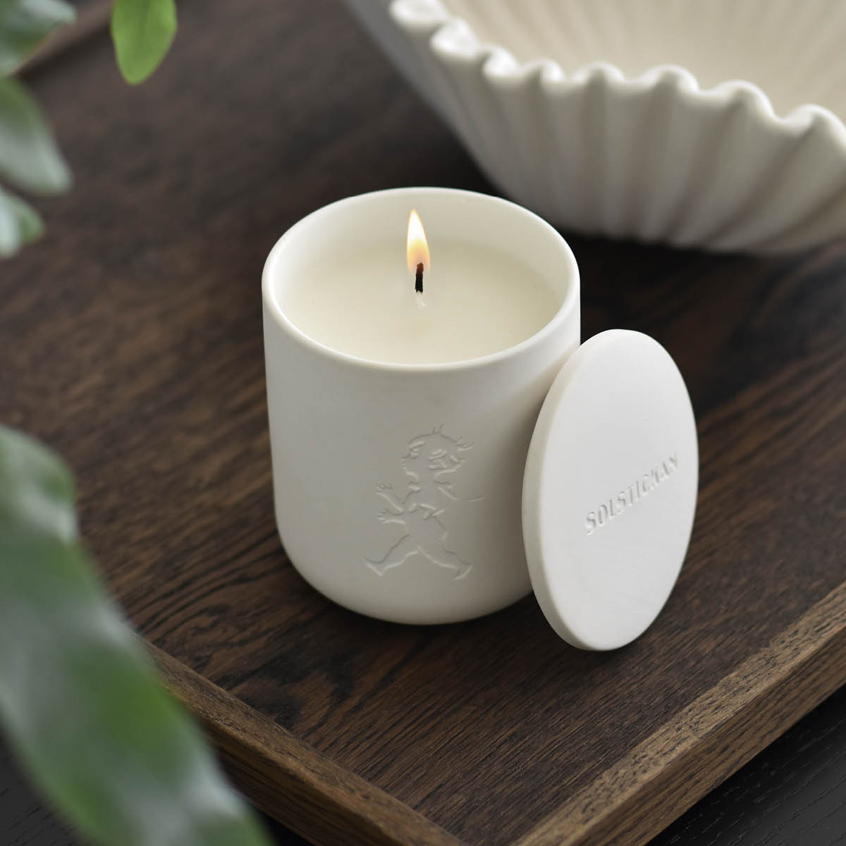 SOLSTICKAN Doftljus i keramik 9×7,5 cm vit (citrus)