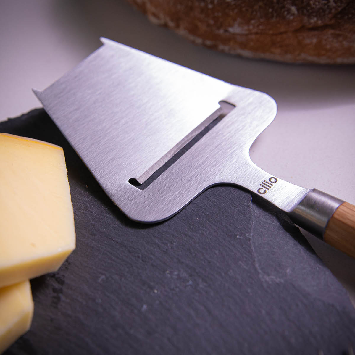 Cilio Ostehøvel m/ eikehåndtak 23 cm