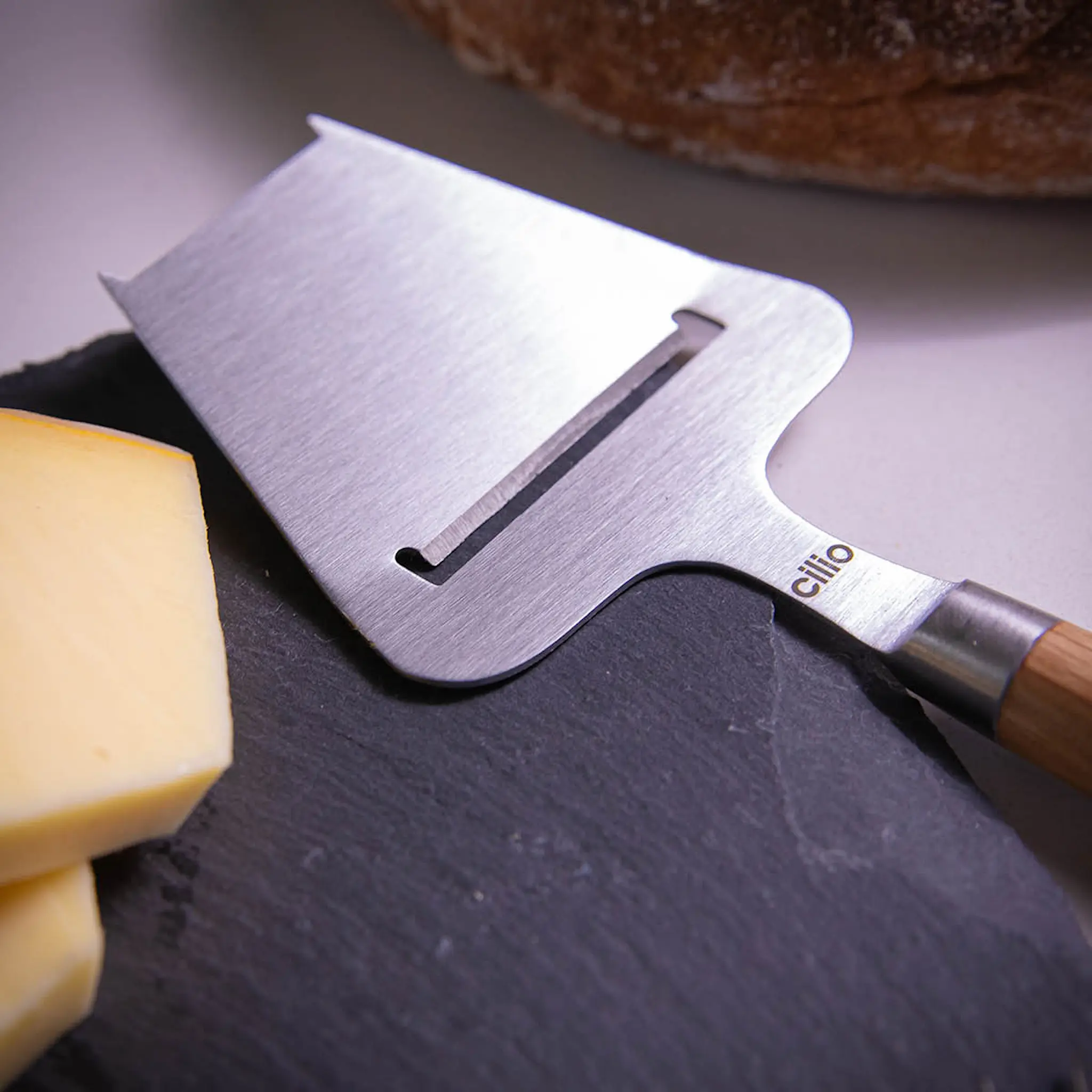 Cilio Ostehøvel m/ eikehåndtak 23 cm hover