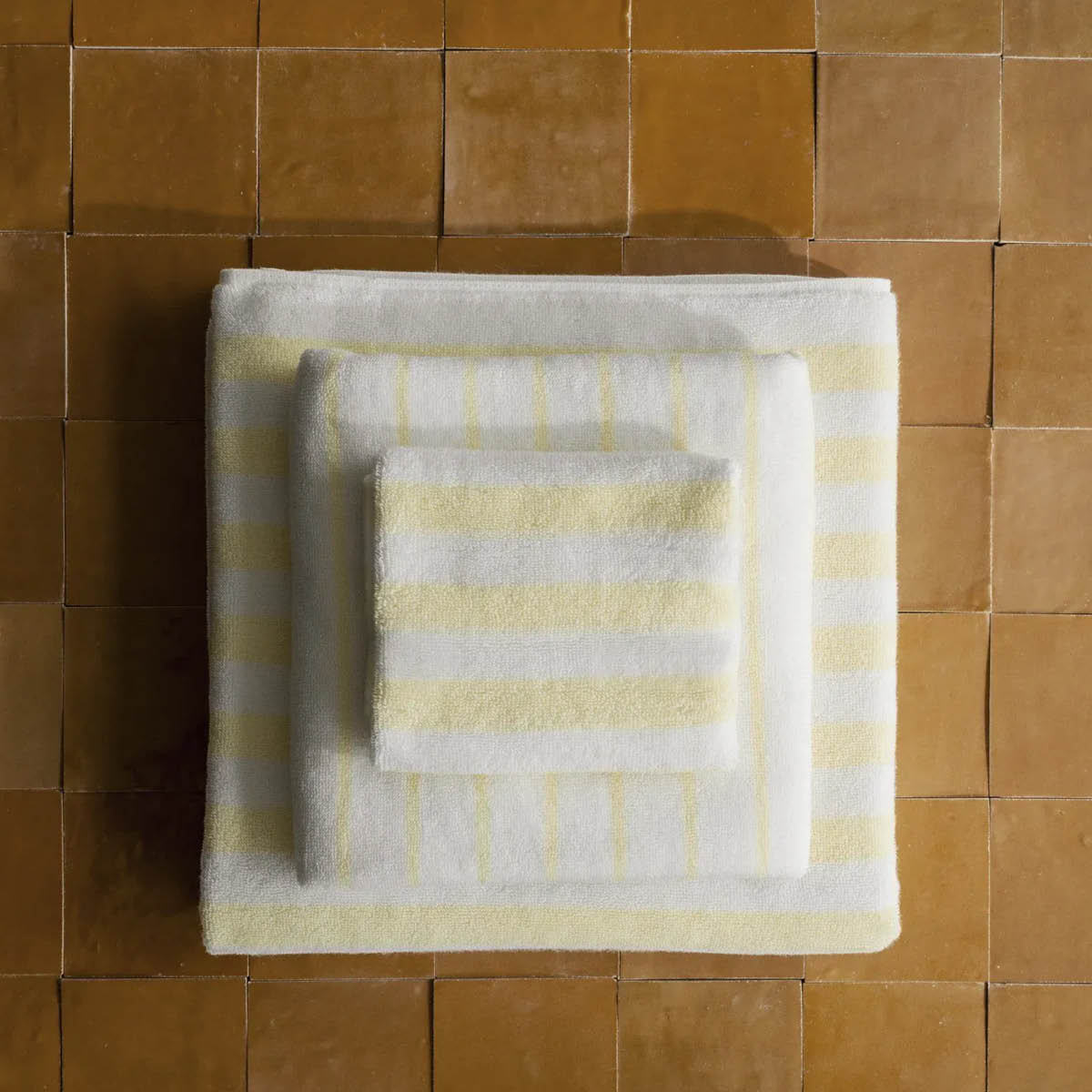 Blomus Arto badhandduk 140x70 cm vit/gul bredrandig