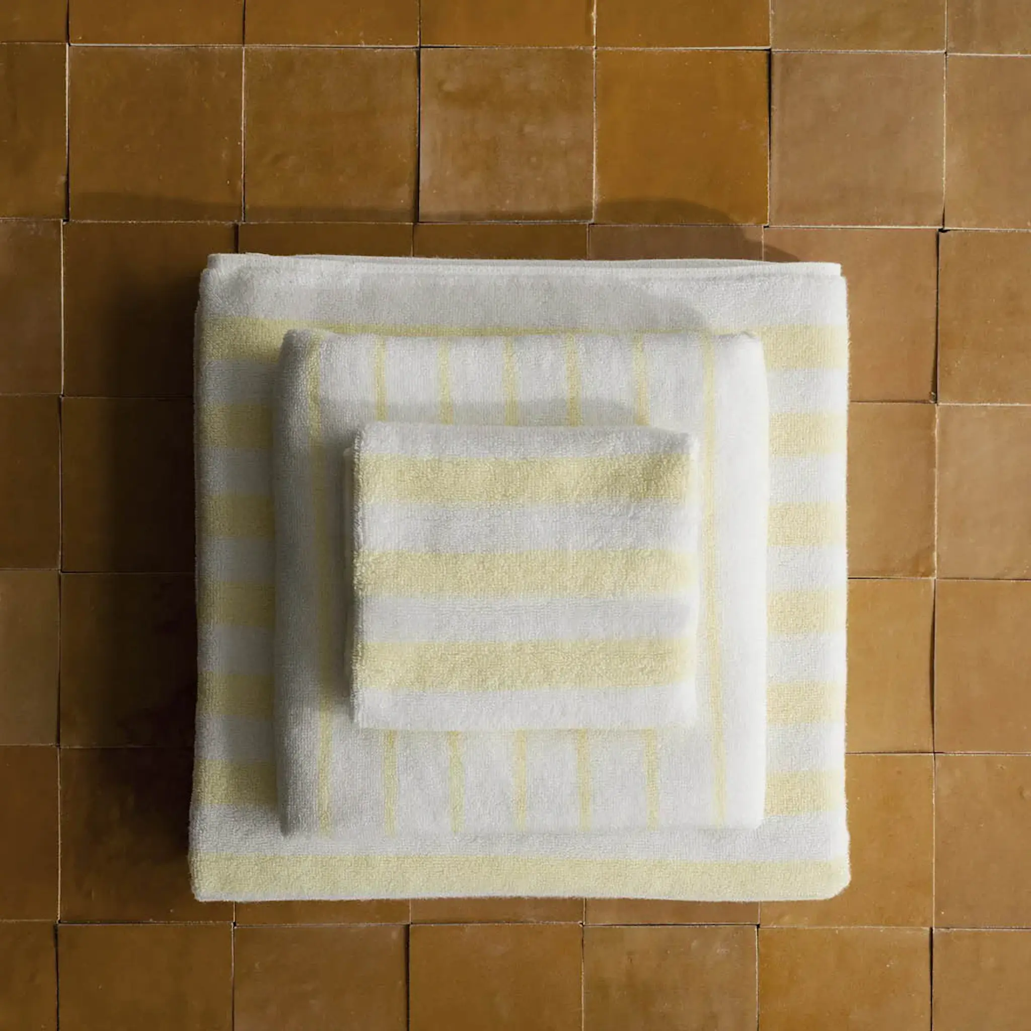 Blomus Arto badhandduk 140x70 cm vit/gul bredrandig