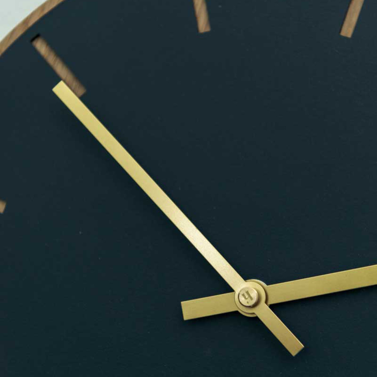 Hemverk Nero väggklocka 28 cm svart med kopparvisare