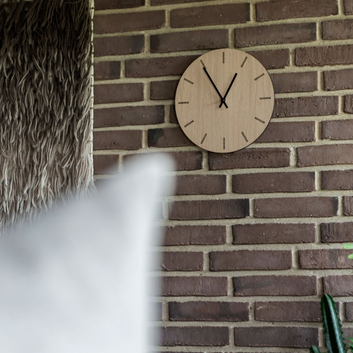 Hemverk Light Oak Seinäkello 28 cm Vaalea tammi/Kulta