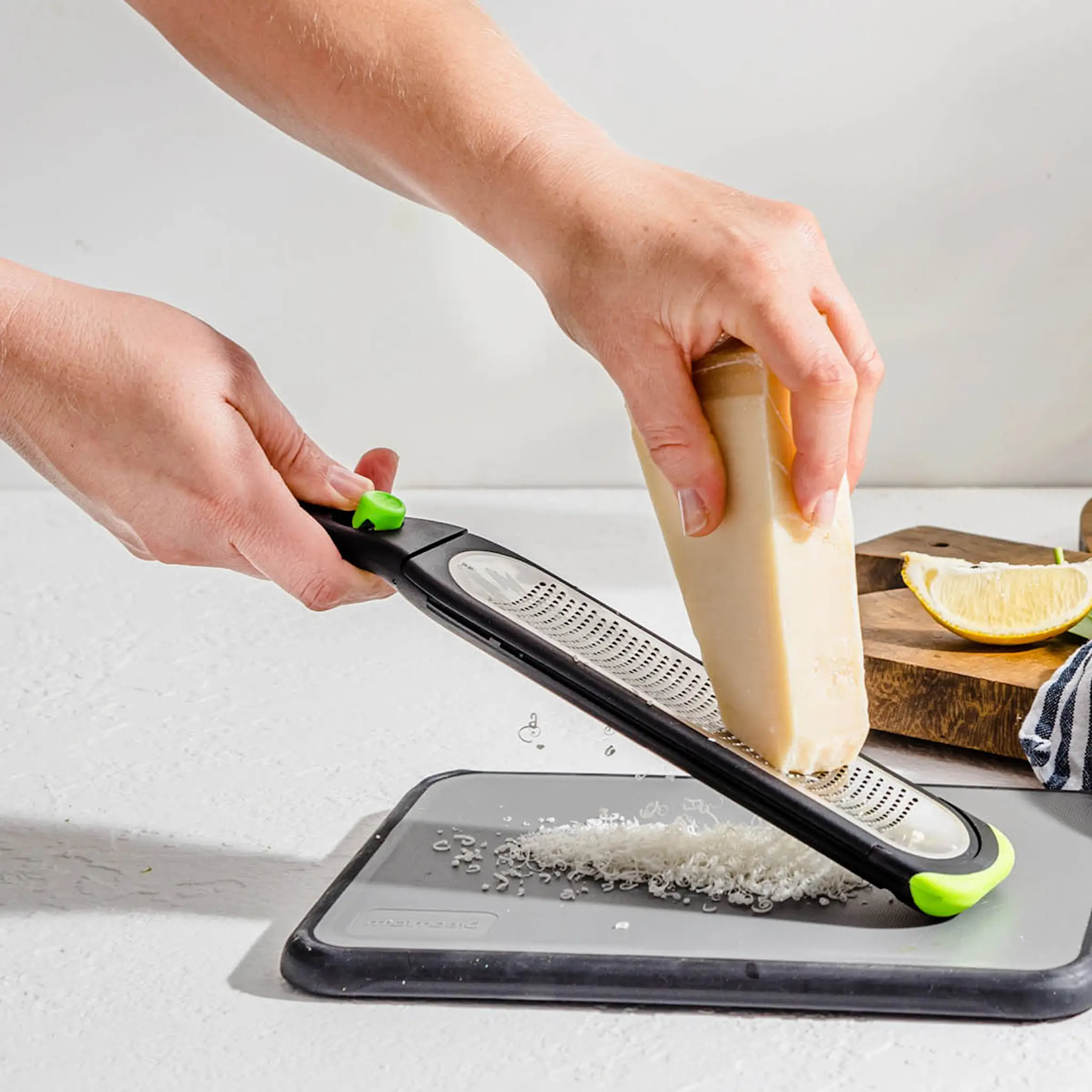 Dreamfarm Zester rivjern med knapp 32 cm svart/grønn hover