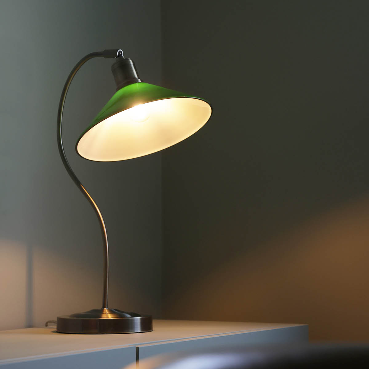 Markslöjd Vela bordslampa 49 cm antik mässing/grön