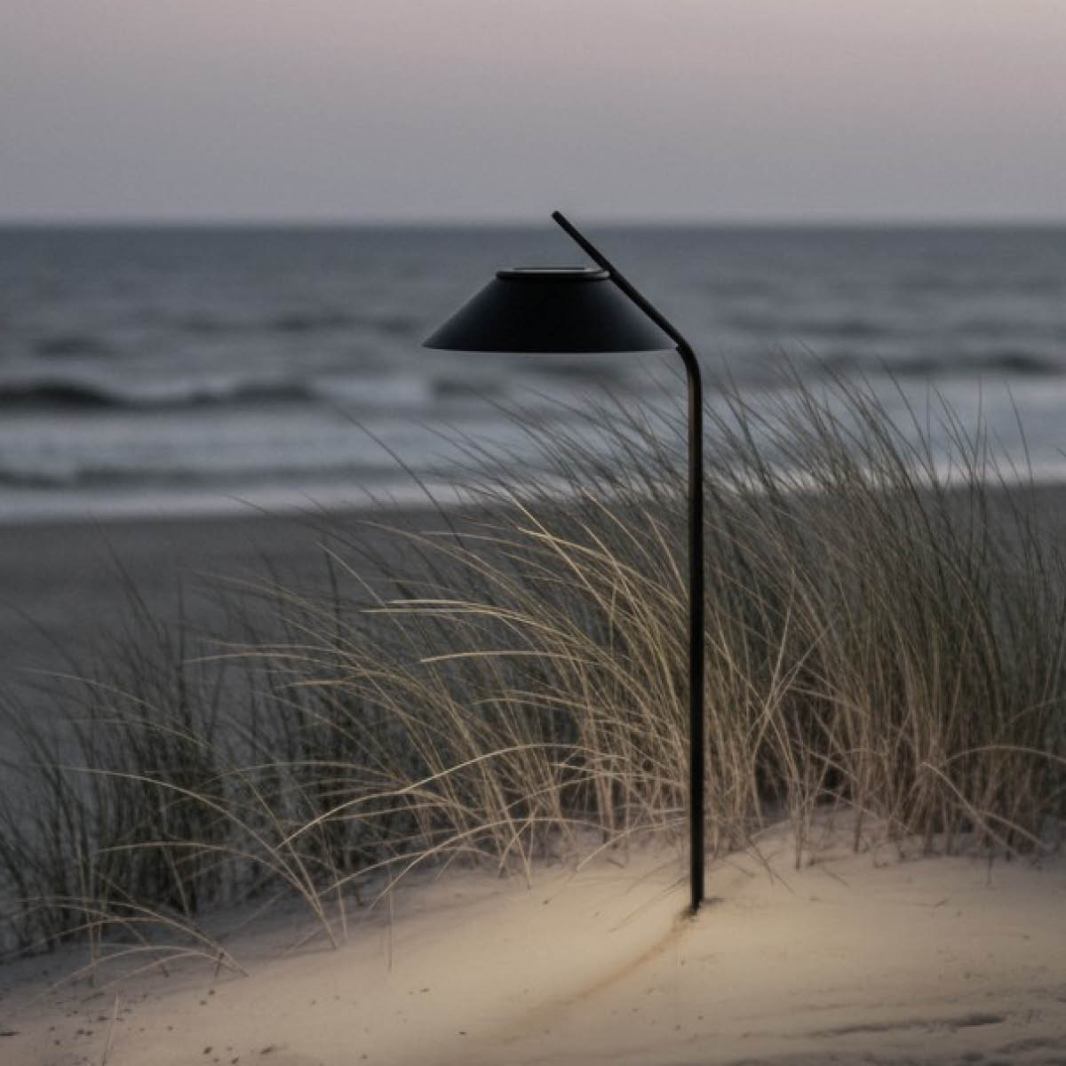 Stelton Nordic Vinkel solcellslampa med stativ svart