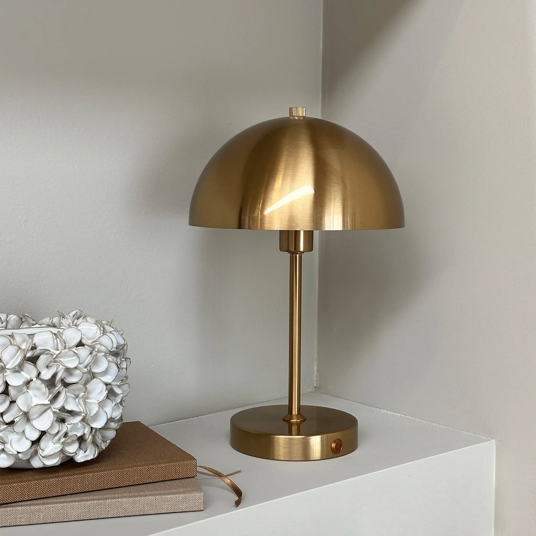 Dyberg Larsen Stockholm 2.0 portabel bordslampa 30 cm antik mässing
