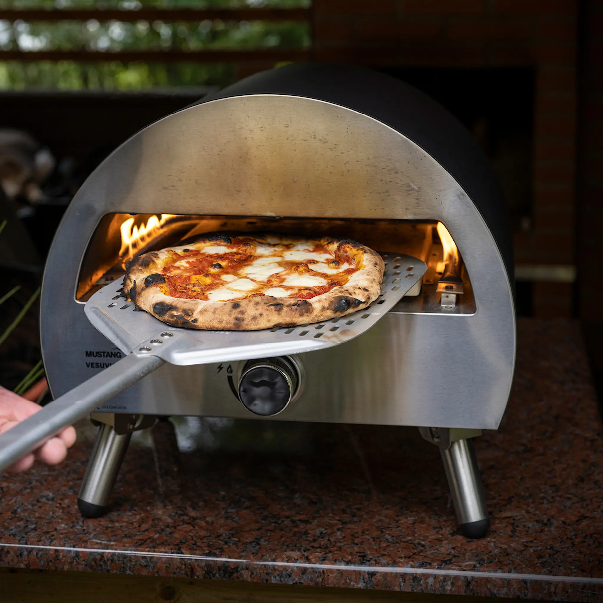 Mustang Pizzaspade perforerad B33 cm L95,5 cm