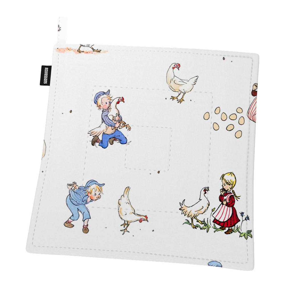 Arvidssons Emil & Ida i hönsgården grytlapp 22x22 cm offwhite