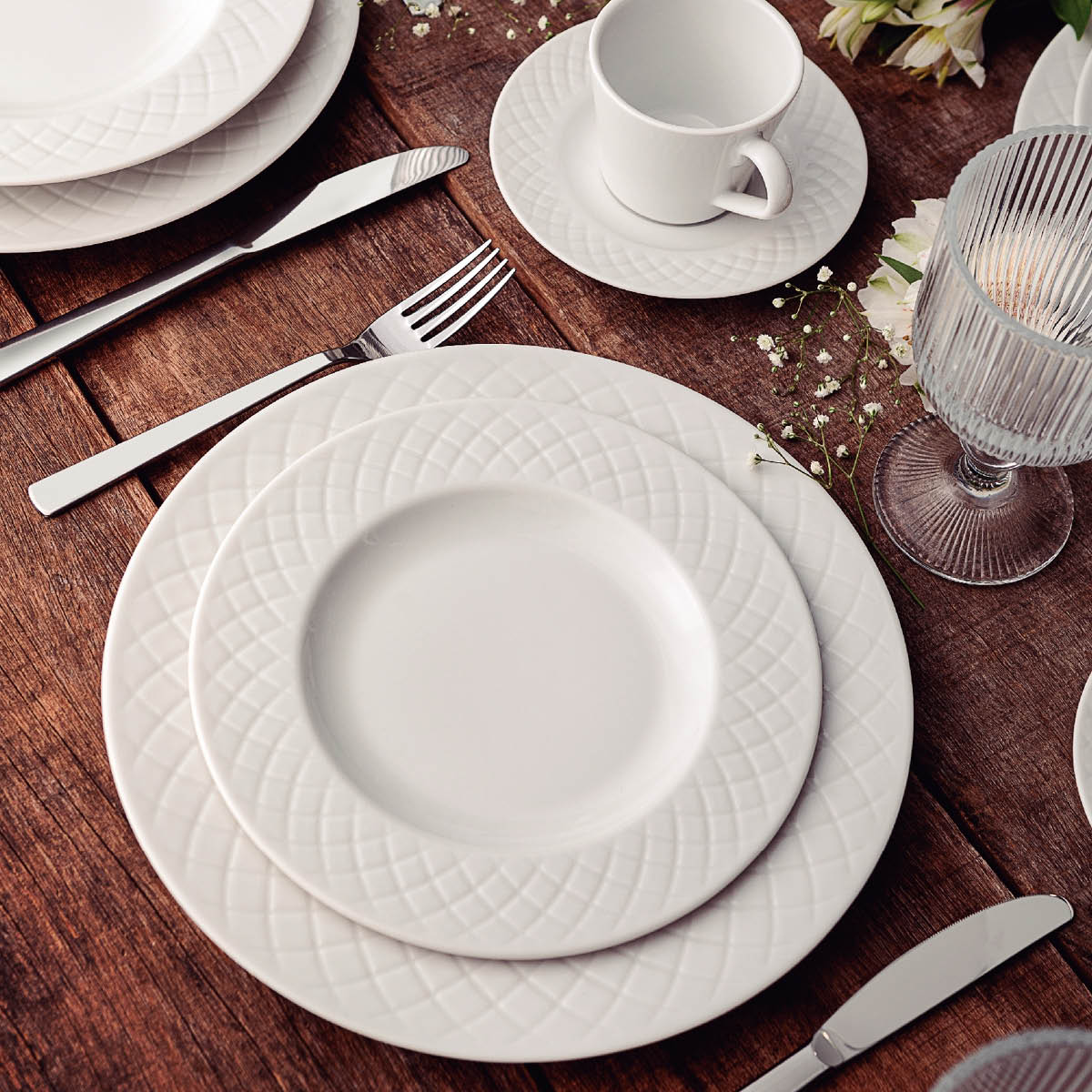 Tramontina Ingrid tallriksset 12 delar tre olika storlekar vit