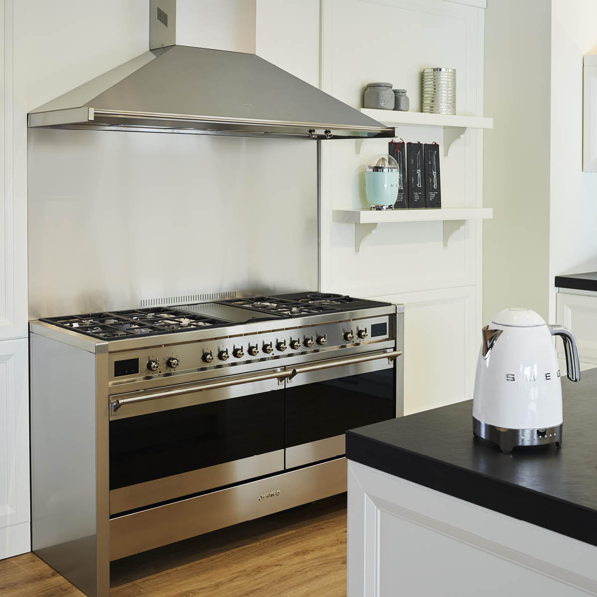 Smeg Vannkoker med termostat KLF04 1,7L hvit