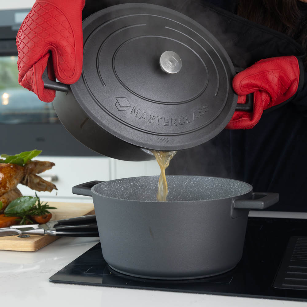 MasterClass Cast Aluminium oval gryta med självösande lock och sil 6 L svart