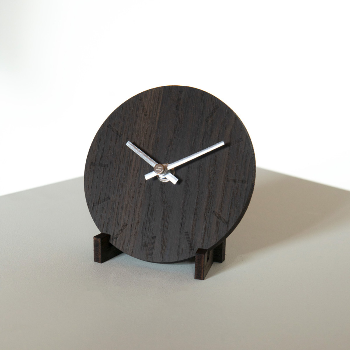 Hemverk Dark Oak Pöytäkello 12 cm Tumma tammi/Hopea