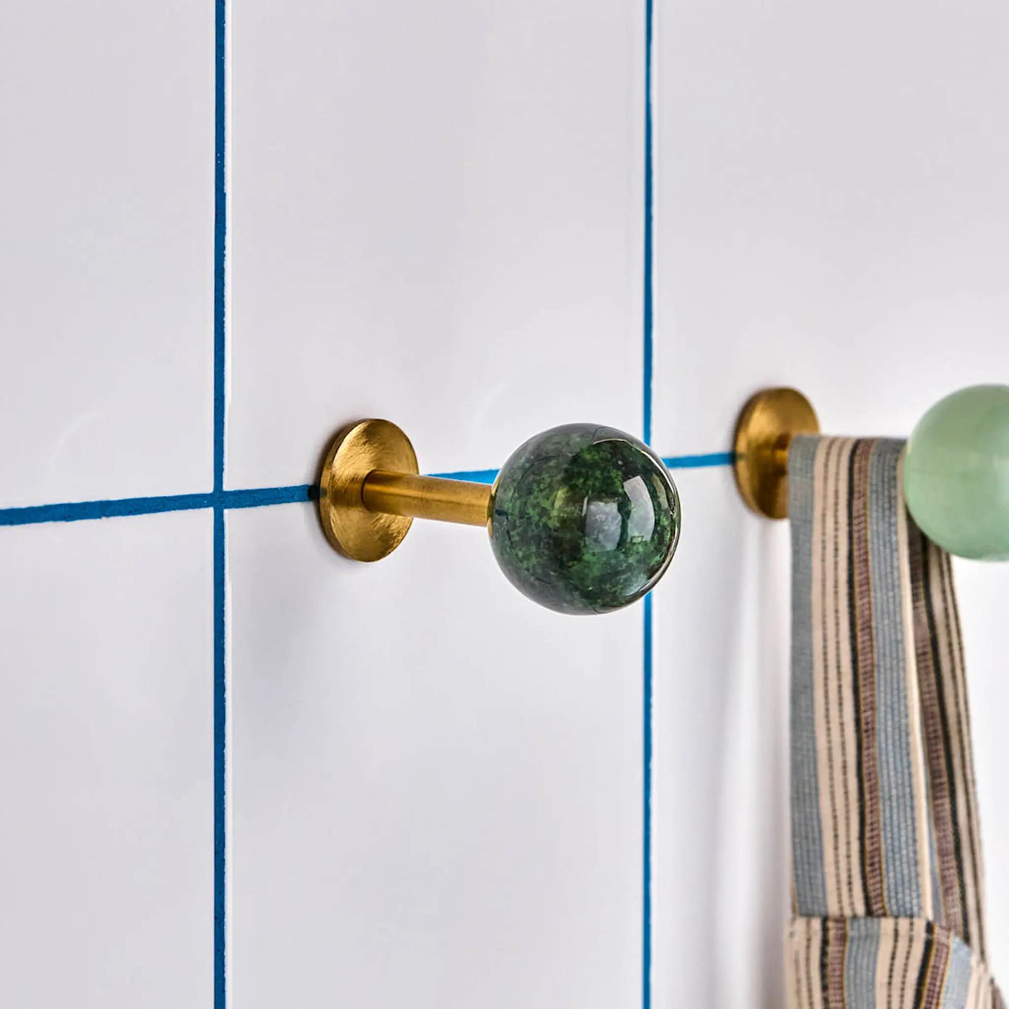 House Doctor Ball knagg 8x4 cm 4 stk messing/grønn hover