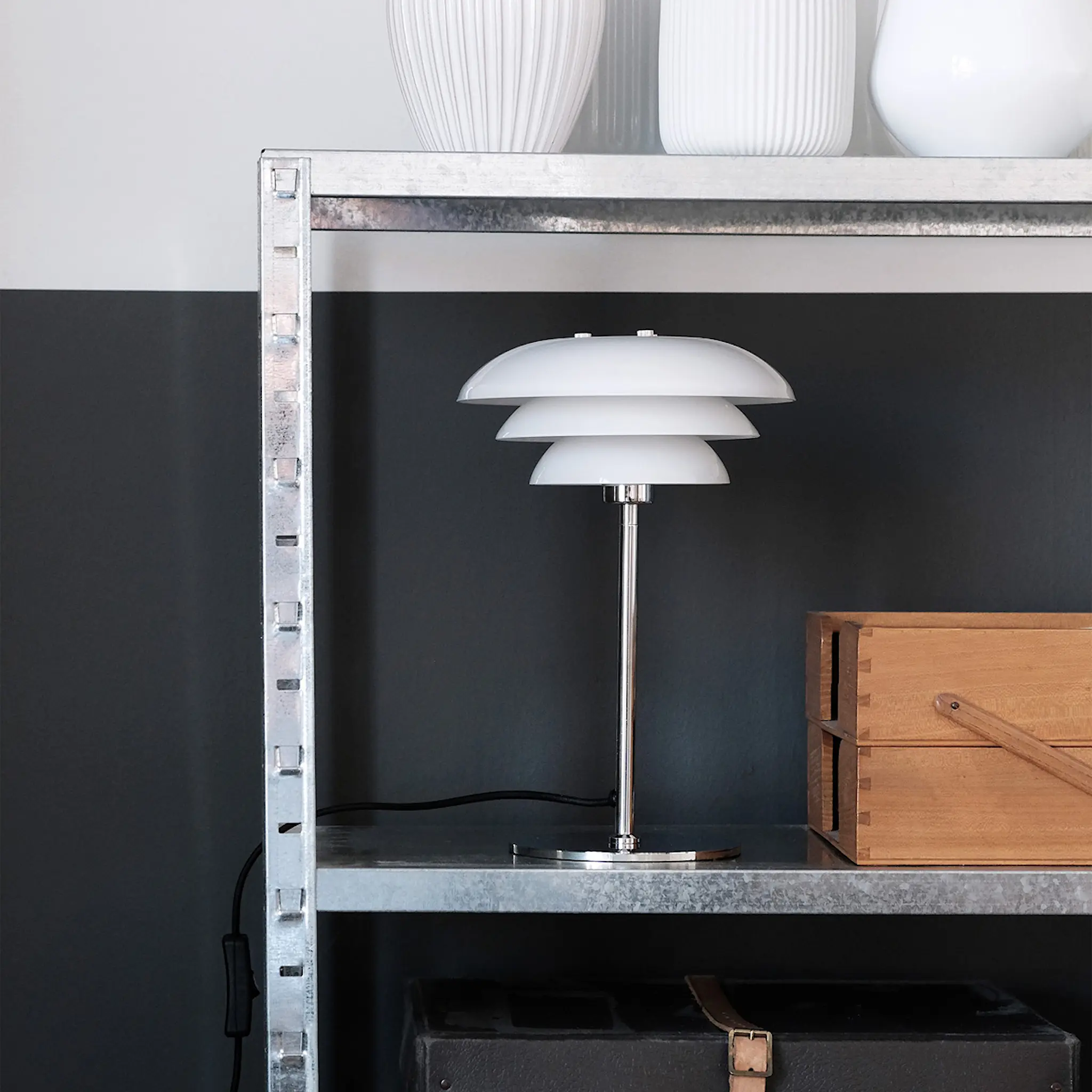 Dyberg Larsen DL20 Pöytävalaisin 30 cm Opaali/Kromi