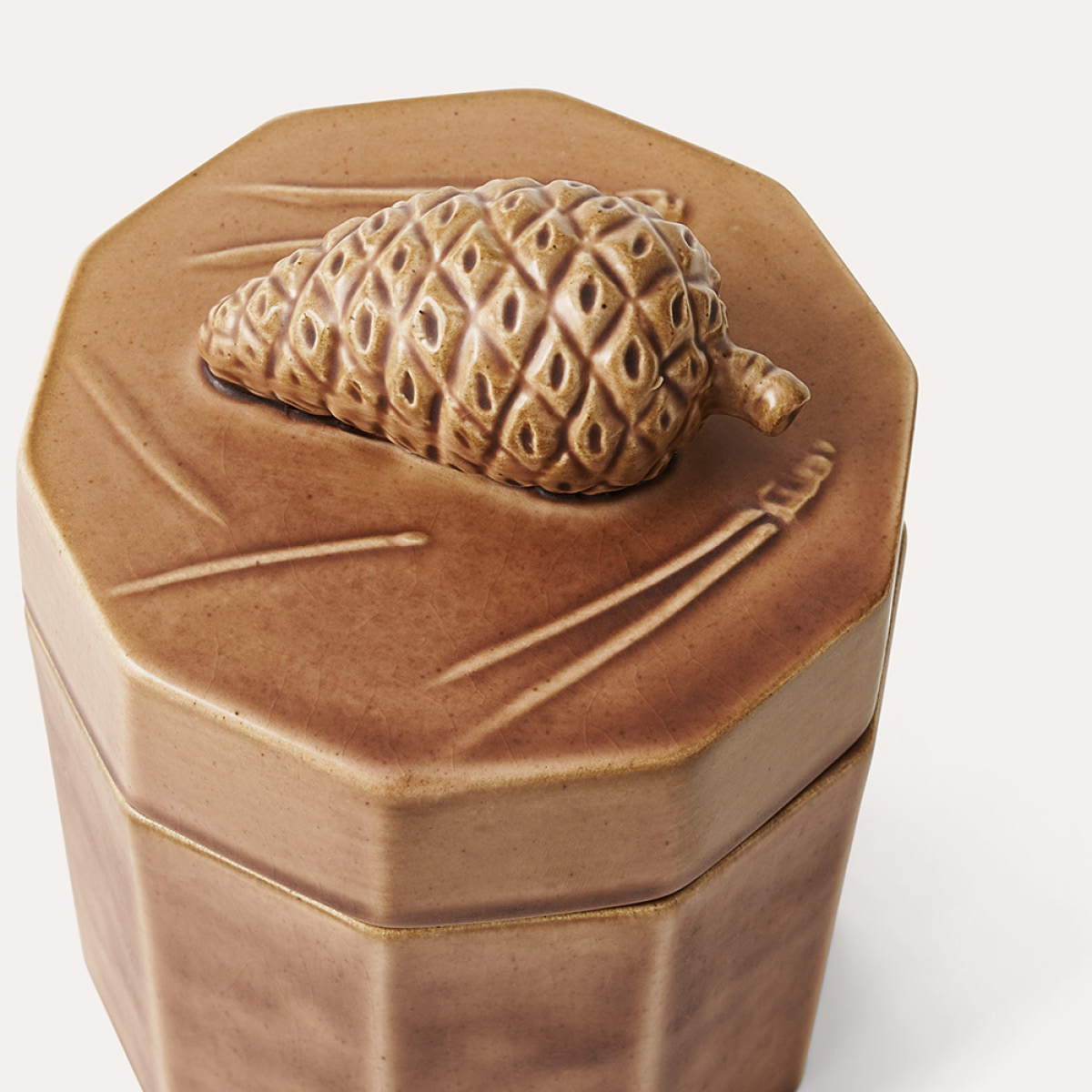 Sthål Arabesque doftljus pine 17 cm pine cone umber