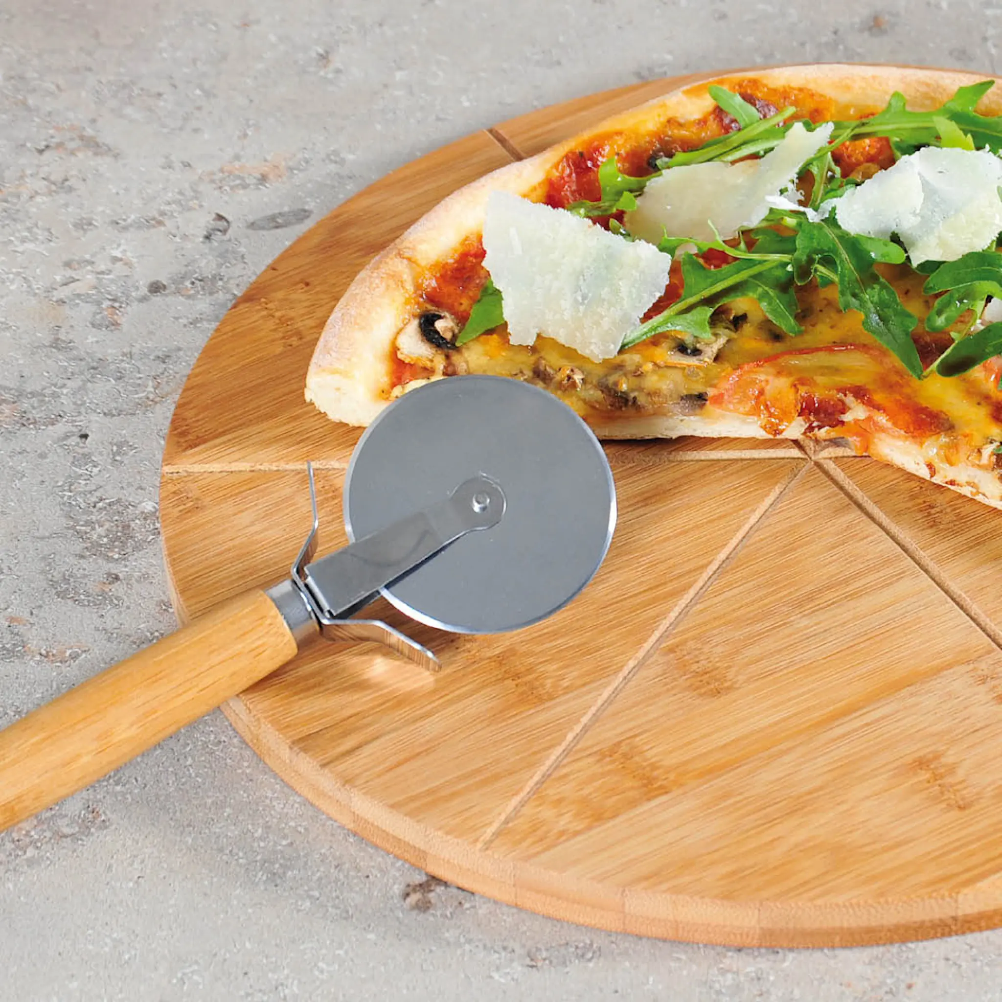 Kesper Pizzalautanen pizzaleikkurilla 32 cm bambu