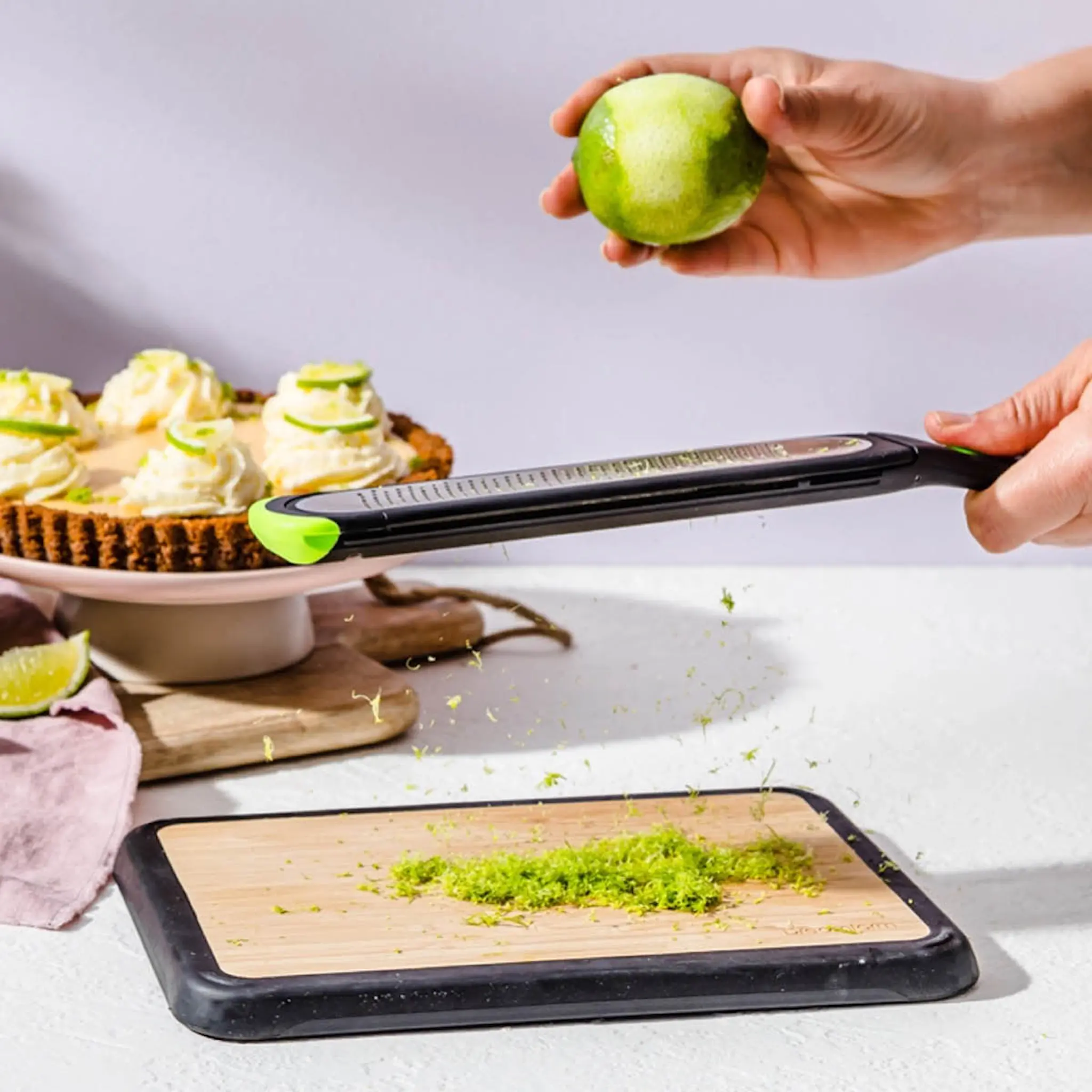 Dreamfarm Zester rivjärn med knapp 32 cm svart/grön