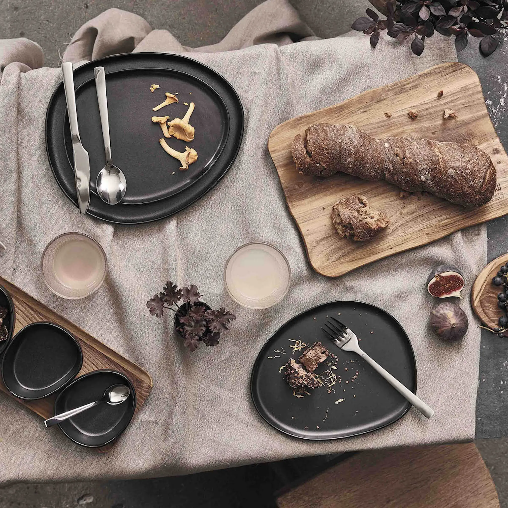 Aida RAW Organic Lautanen 24x21 cm Titanium Black