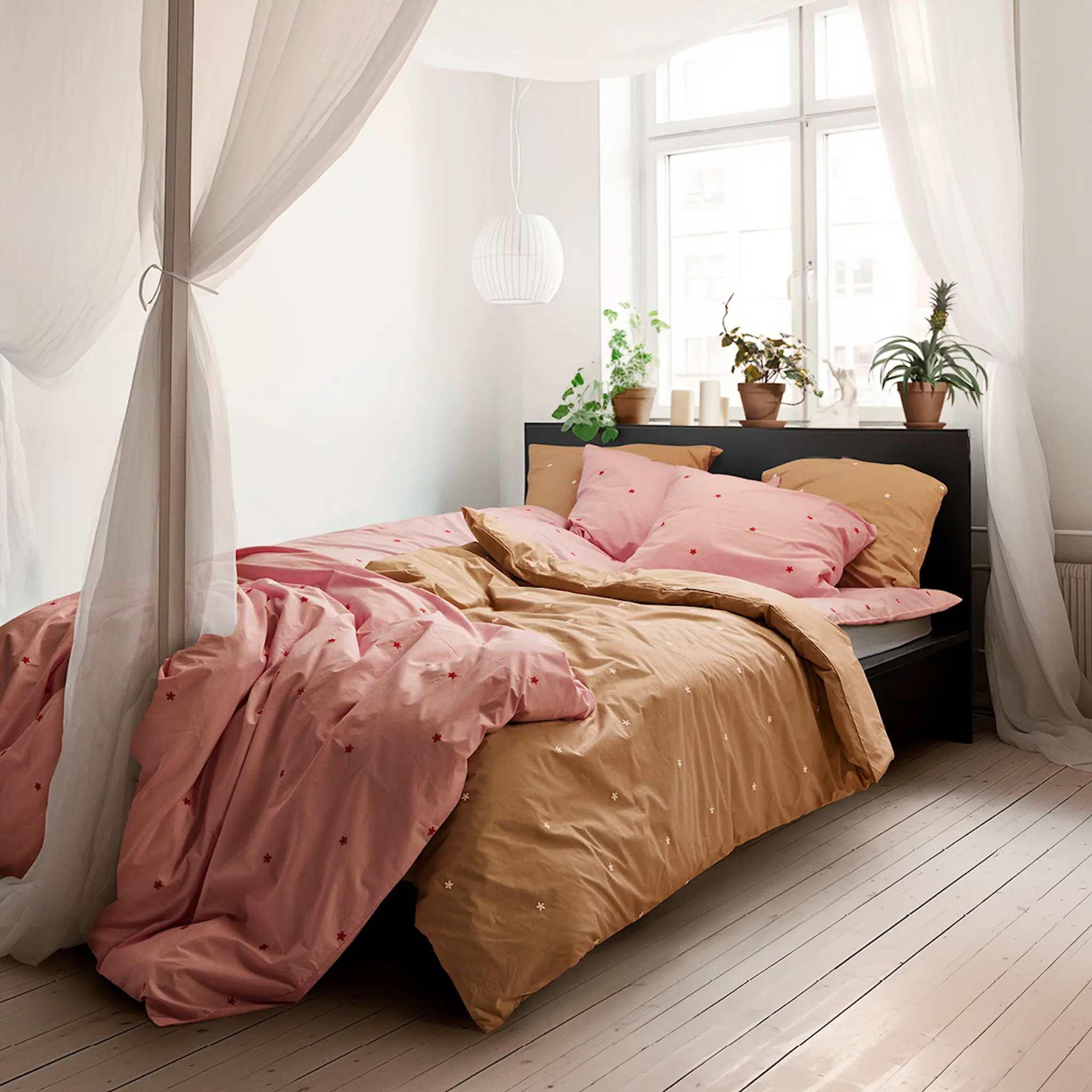 Juna Daisy påslakanset 220x220 cm pink/röd