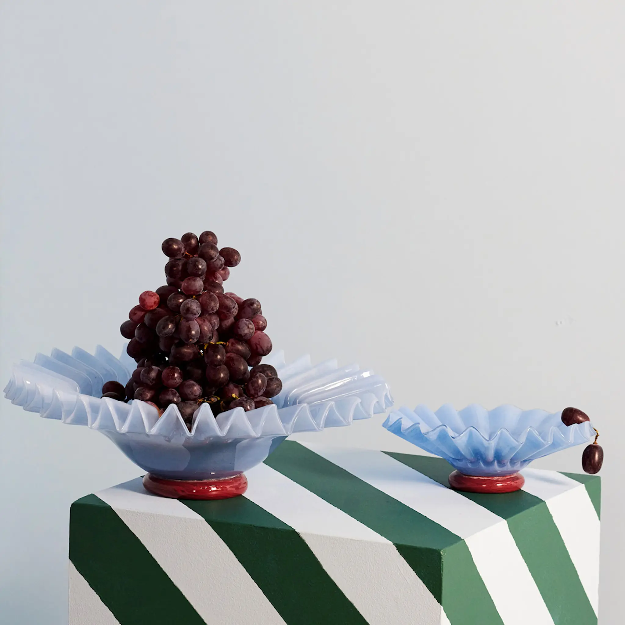 ByOn Lori skål 38 cm ljusblå/vinröd