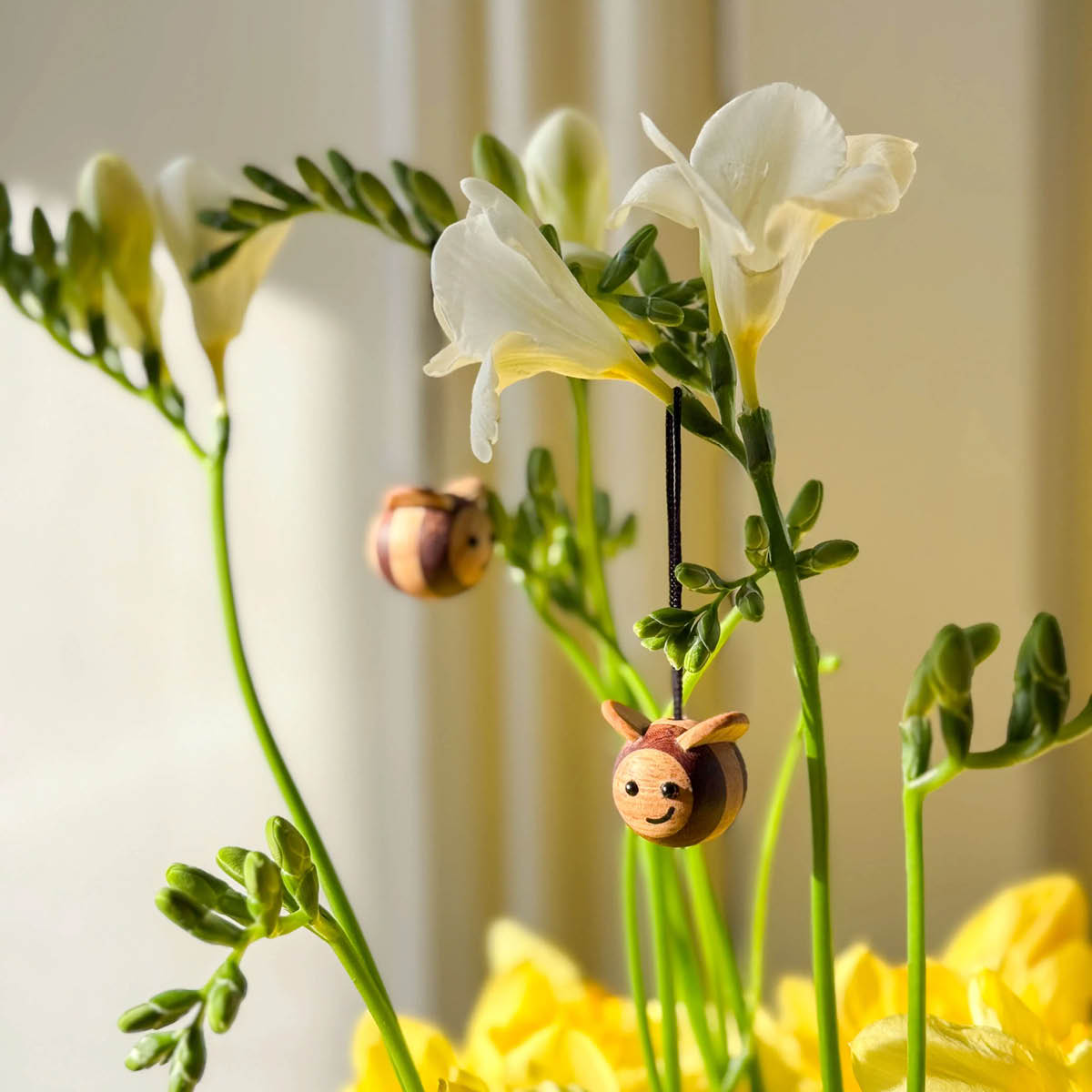 FableWood Puufiguuri Mehiläinen 3 cm 2 kpl Kumipuu/Sapele