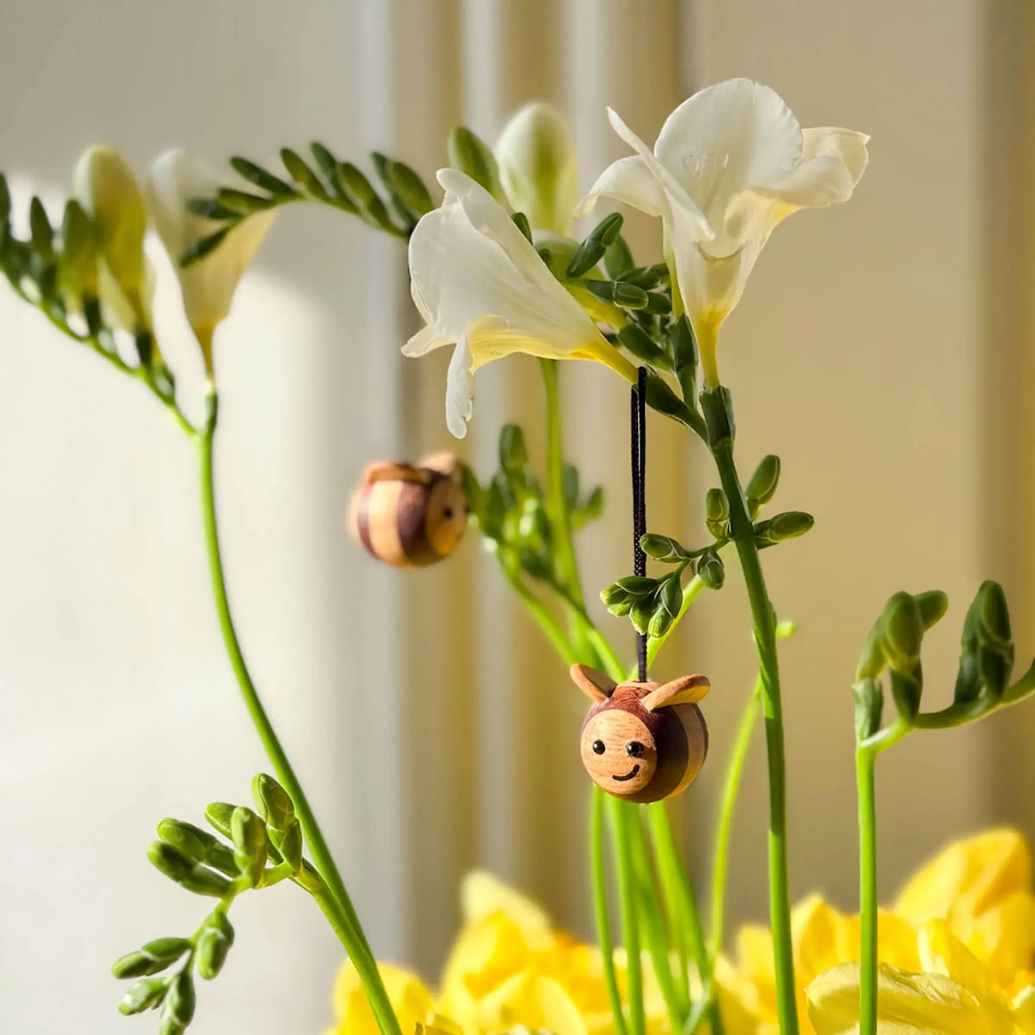 FableWood Puufiguuri Mehiläinen 3 cm 2 kpl Kumipuu/Sapele