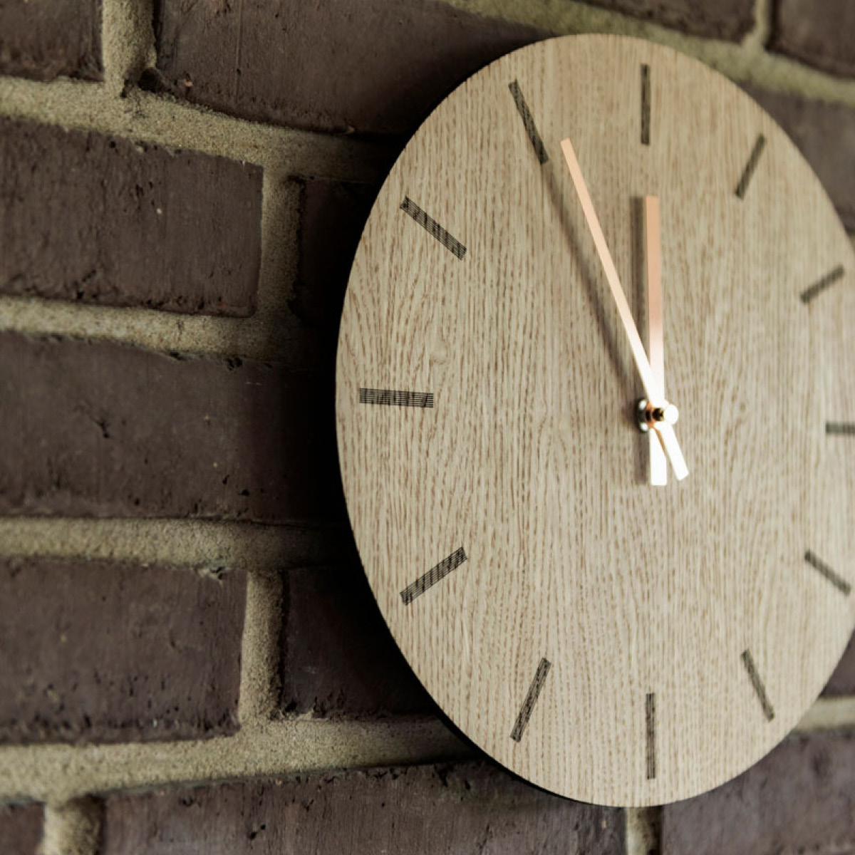 Hemverk Light Oak väggklocka 28 cm ljus ek med svart visare