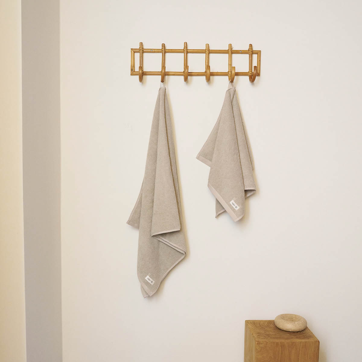 The Organic Company MILD set med handduk och badlakan stone