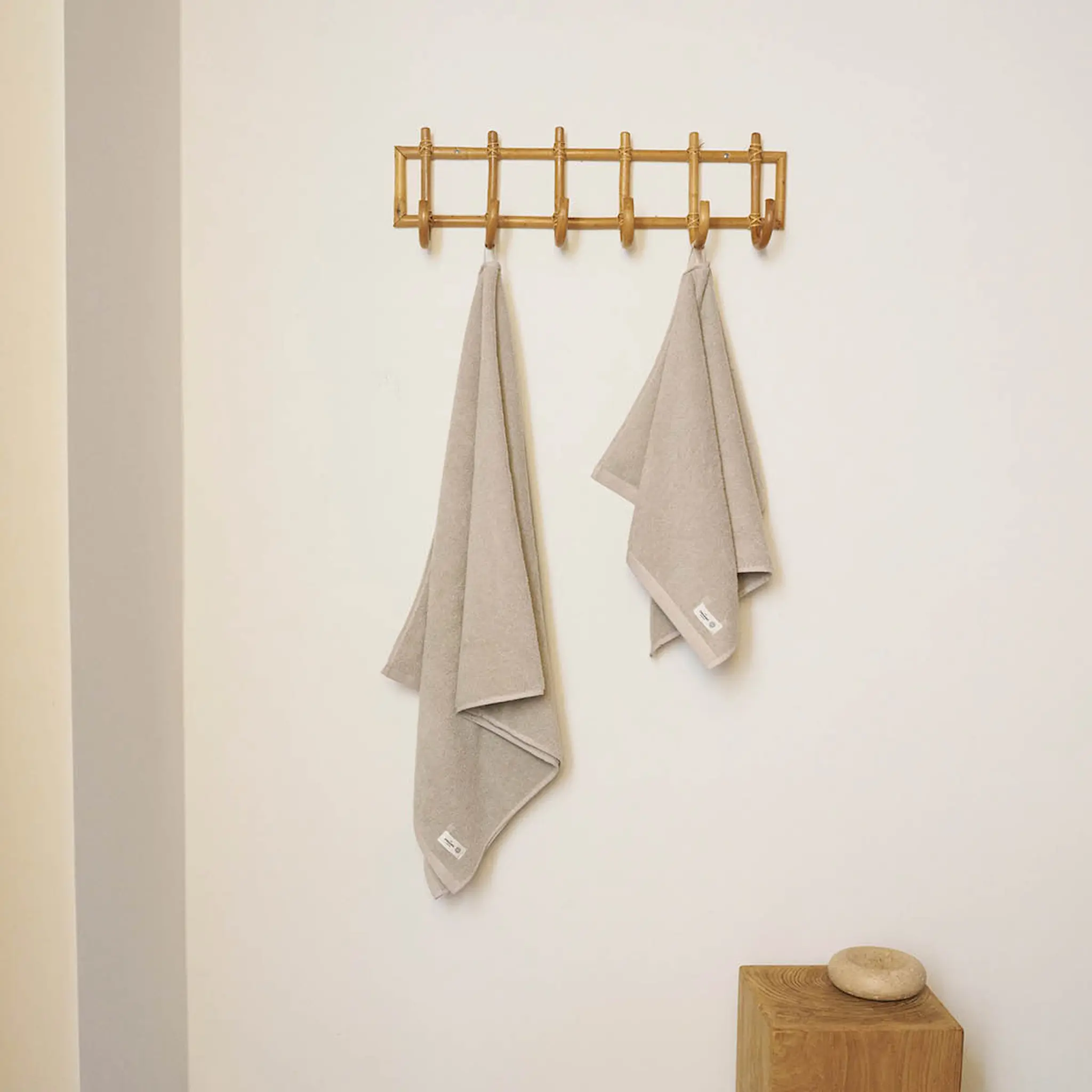 The Organic Company MILD lahjasetti, jossa pyyhe ja kylpypyyhe stone