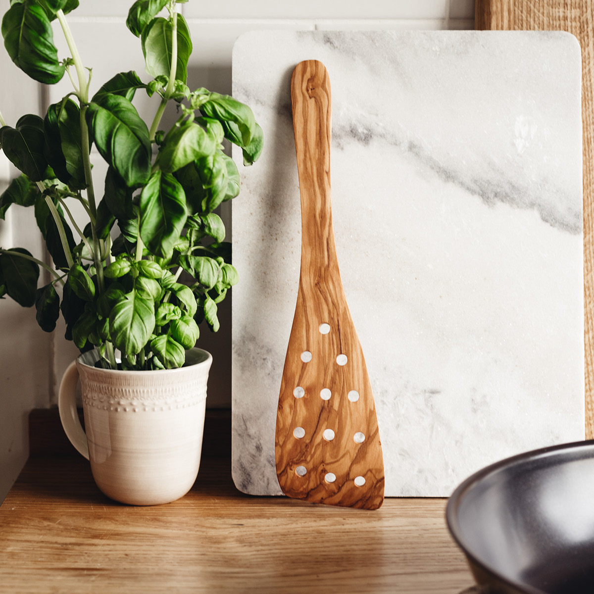 Heirol Stekspade med hål bred 32 cm olivträ