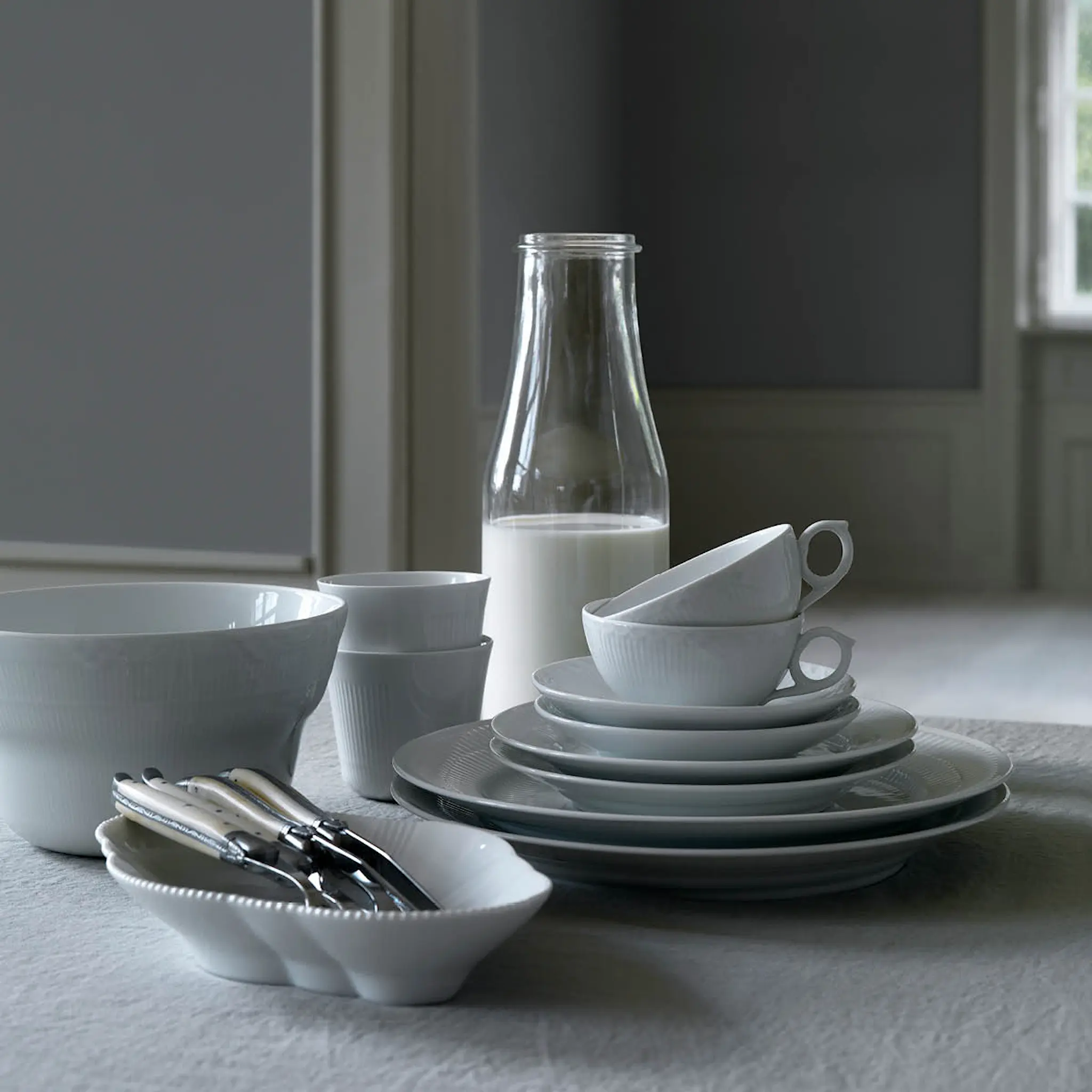 Royal Copenhagen White Elements Tarjoiluastia 23 cm