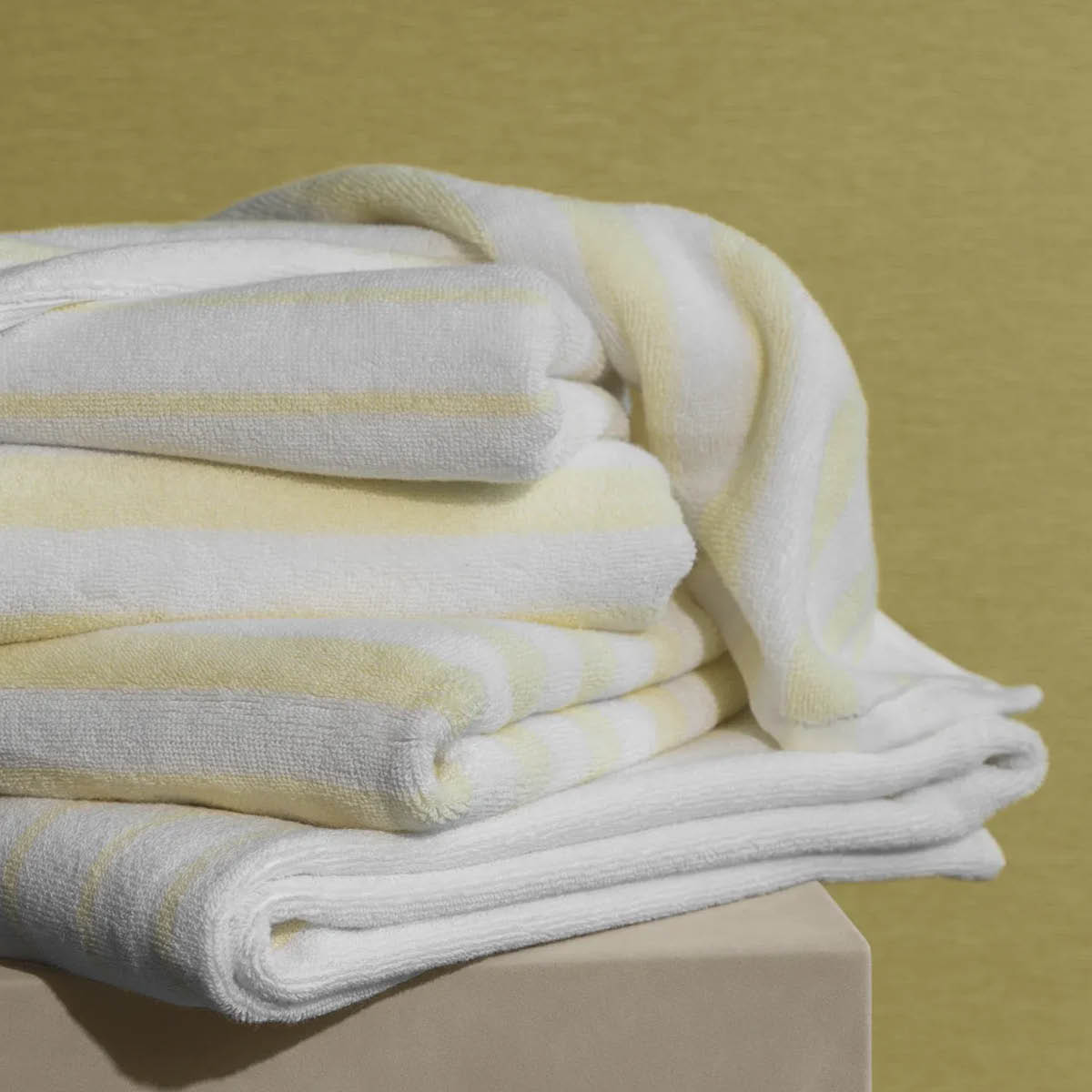 Blomus Arto handduk 100x50 cm vit/gul bredrandig