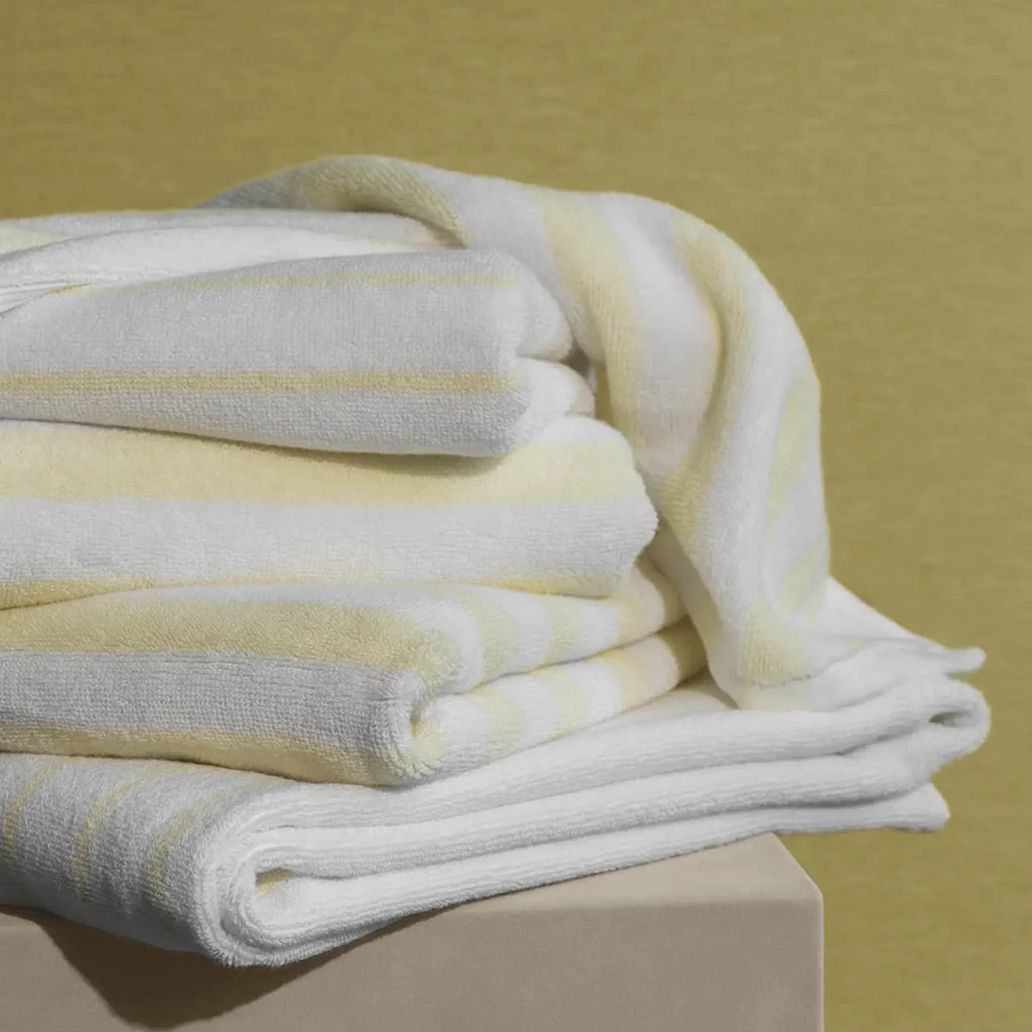 Blomus Arto handduk 100x50 cm vit/gul bredrandig