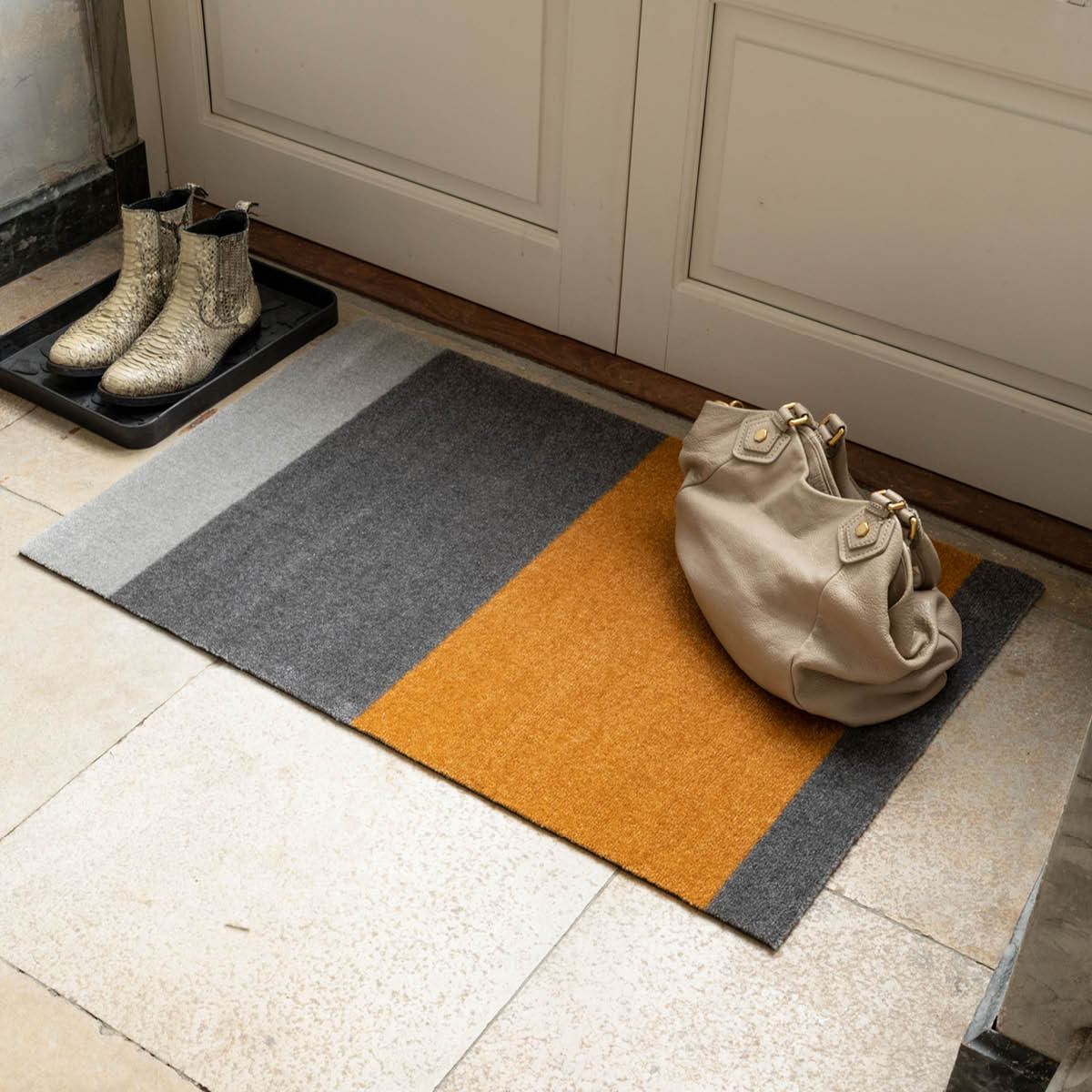 Tica Copenhagen Stripes horisontal gulvmatte 90x60 cm dijon/grey